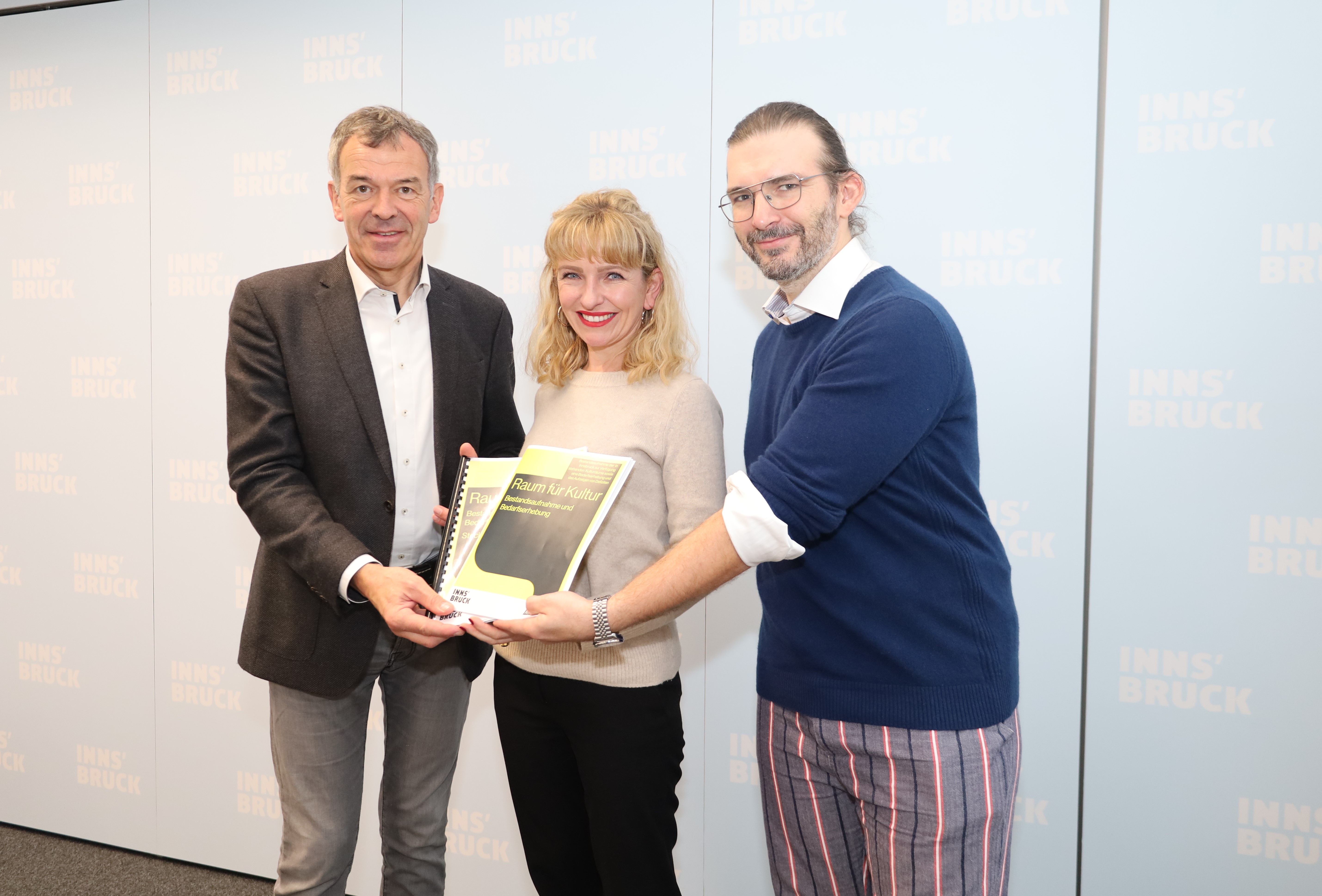 Die Raumstudie dient der langfristigen Verbesserung der Raumsituation für den Kunst- und Kulturbereich in Innsbruck. Vizebürgermeister Georg Willi, Kulturamtsleiterin Isabelle Brandauer und Max Aichinger (Agentur Modul5) stellten sie am 28. November bei einem Pressegespräch vor.