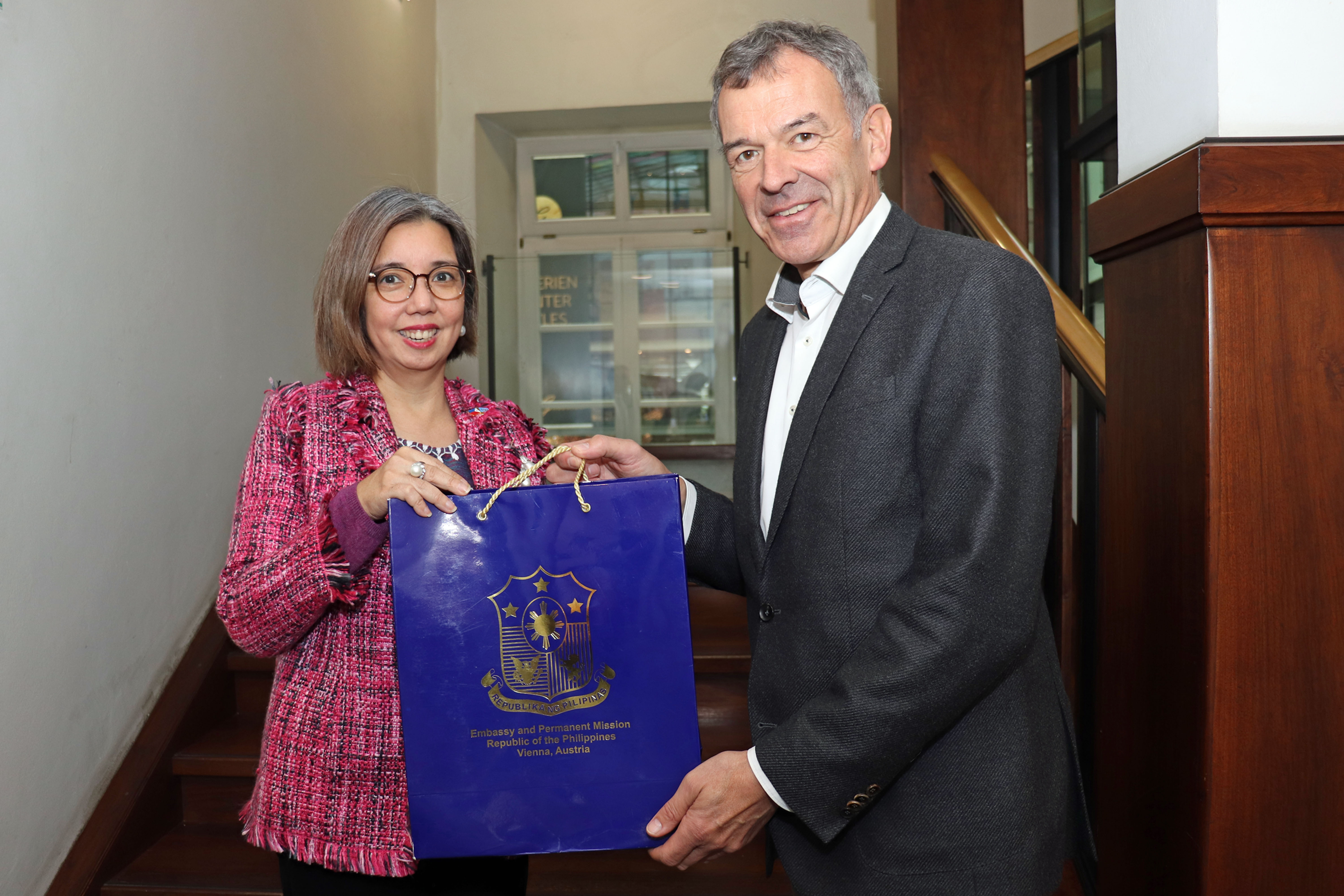 Die philippinische Botschafterin Evangelina Lourdes A. Bernas (M.) stattete der Stadt Innsbruck gemeinsam mit Honorarkonsul Christian Traweger (l.) einen Besuch ab, wo sie vom für Außenbeziehungen zuständigen Vizebürgermeister Georg Willi (r.) herzlich empfangen wurde. Evangelina Lourdes A. Bernas ist seit 2023 als Botschafterin der Philippinen in Österreich tätig. Im Zuge ihres Besuchs in Innsbruck fand ein Austausch mit Vizebürgermeister Willi statt, bei dem über gemeinsame Projekte und Kooperationen gesprochen wurde.