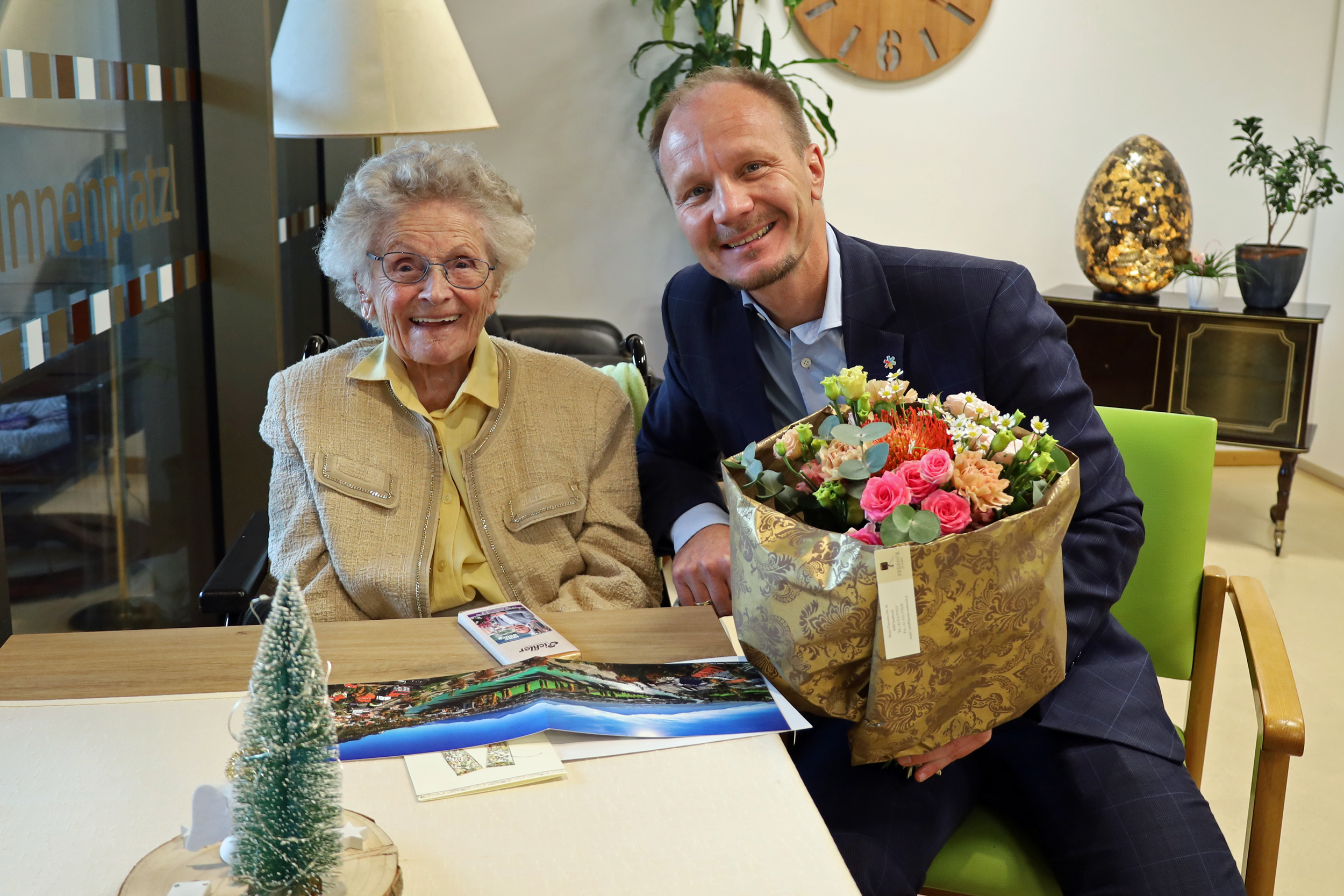 Irmgard Kuen freute sich sehr über den Besuch von Bürgermeister Johannes Anzengruber.