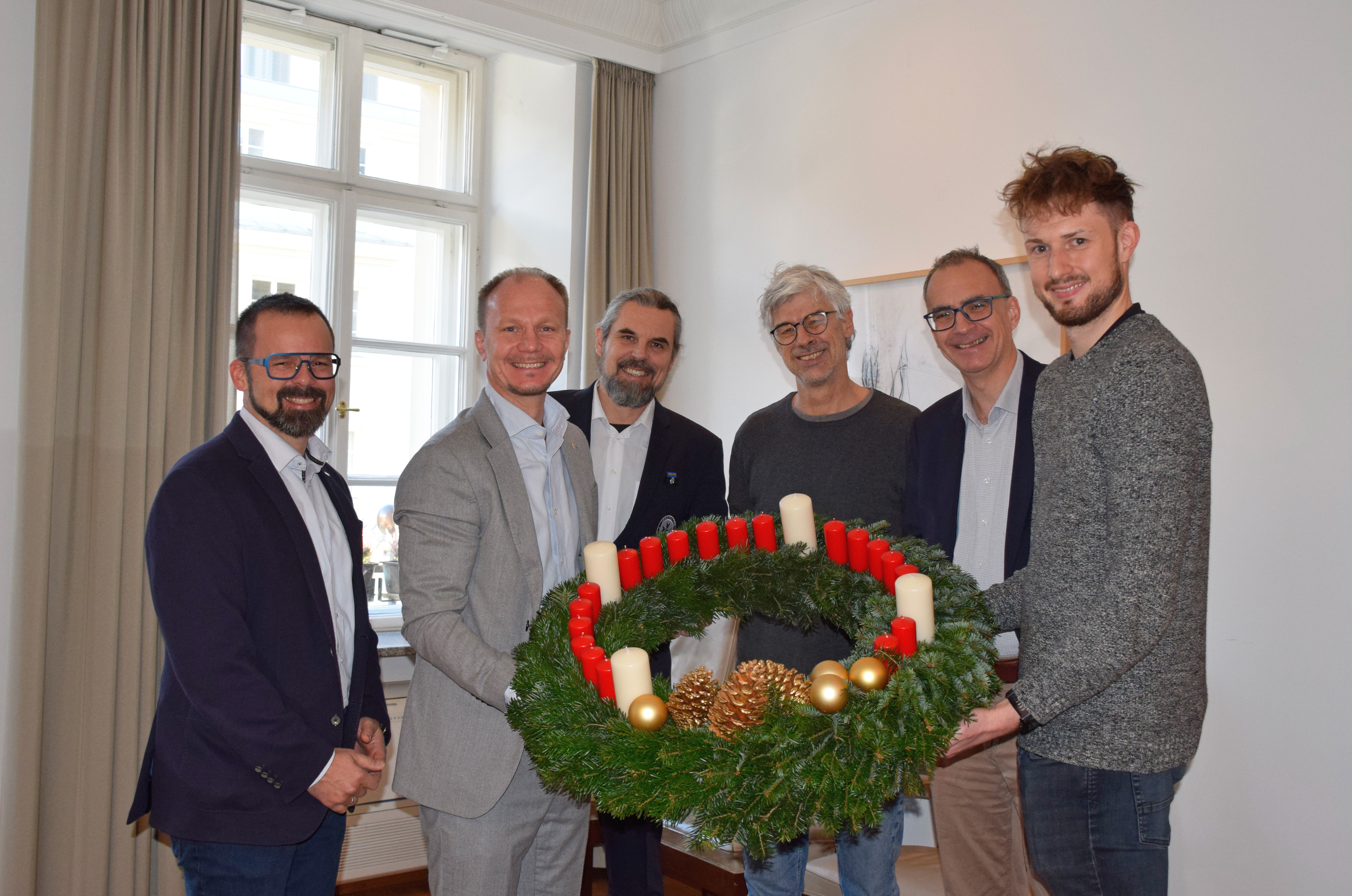 Der heutige Adventskranz geht auf den Gründer der Diakonie, Johann Hinrich Wichern zurück. Dieser entzündete im Rauhen Haus der Diakonie in Hamburg jeden Tag im Advent eine Kerze an einem Wagenrad, das 20 kleine und vier große Kerzen trug, um Kindern aus ärmsten Verhältnissen die Zeit bis Weihnachten zu verkürzen. Auch heute noch ist der Diakonie-Adventskranz ein Symbol der Hoffnung für junge Menschen in Not. In diesem Sinne übergaben VertreterInnen der Diakonie Österreich kürzlich einen Adventkranz and die Stadt Innsbruck. Stephan Mader, Michael Örfi, Michael Kerber, Olivier Dantine, Stefan Gartlacher (v.l.n.r.) überreichten den Kranz an Bürgermeister Johannes Anzengruber (2.v.l.).