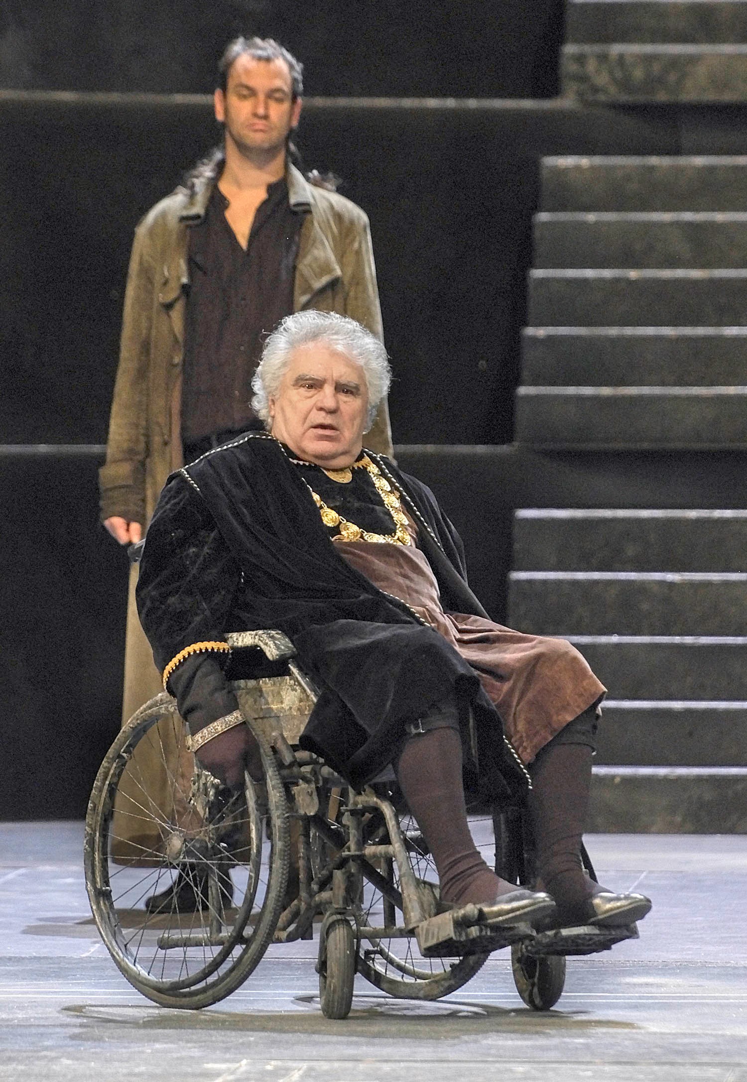 Oswald Fuchs in der Rolle des Lord Hastings in Richard III. (Tiroler Landestheater, Spielzeit 2003.04)