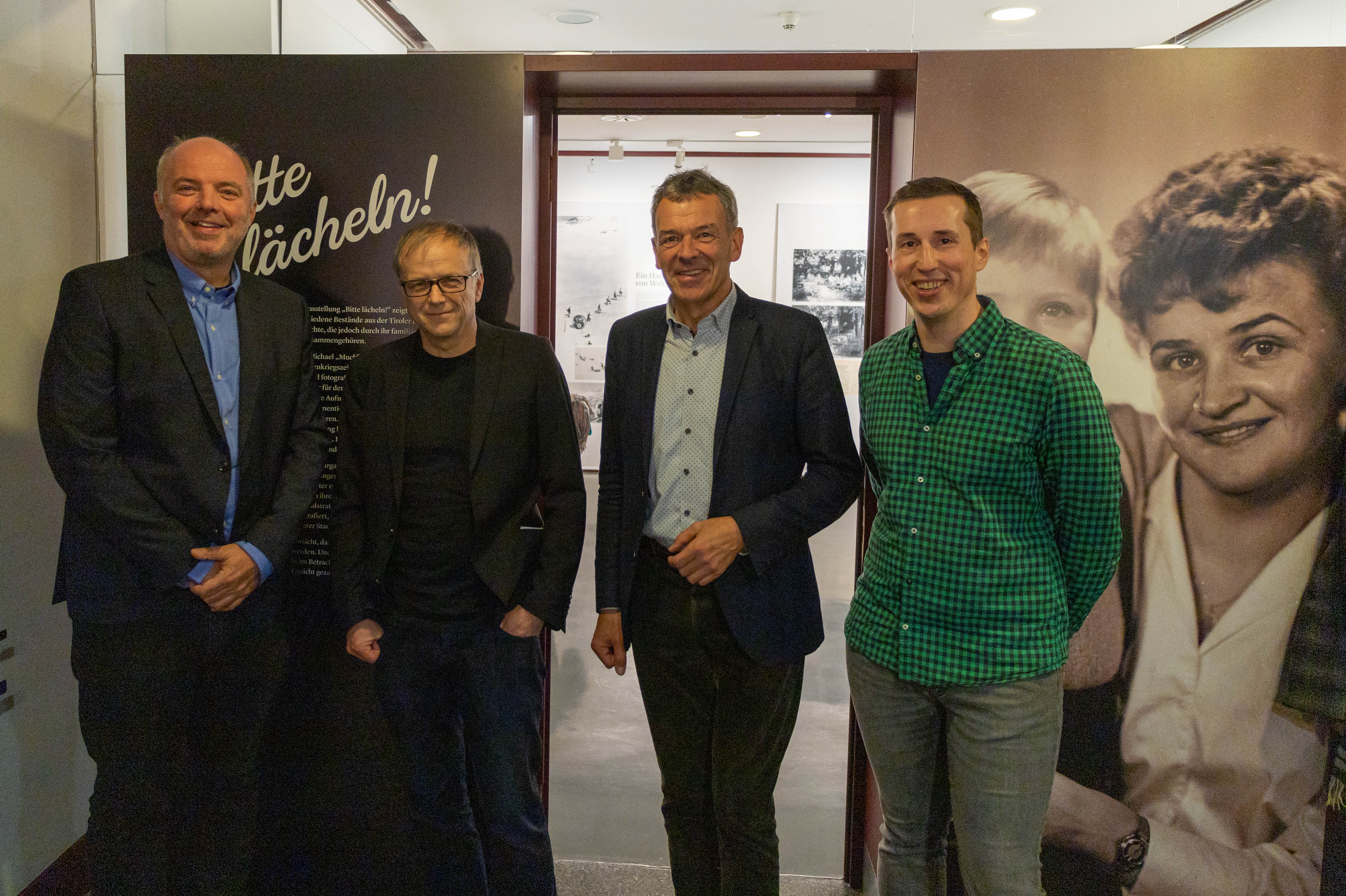 Vizebürgermeister Georg Willi (2.v.r.) und Stadtarchiv-Leiter Lukas Morscher (l.) freuen sich über die Eröffnung der Ausstellung „Bitte lächeln“, die von Niko Hofinger (2.v.l.), Tobias Rettenbacher (r.) und Renate Ursprunger (nicht im Bild) vom Innsbrucker Stadtarchiv zusammengestellt wurde.