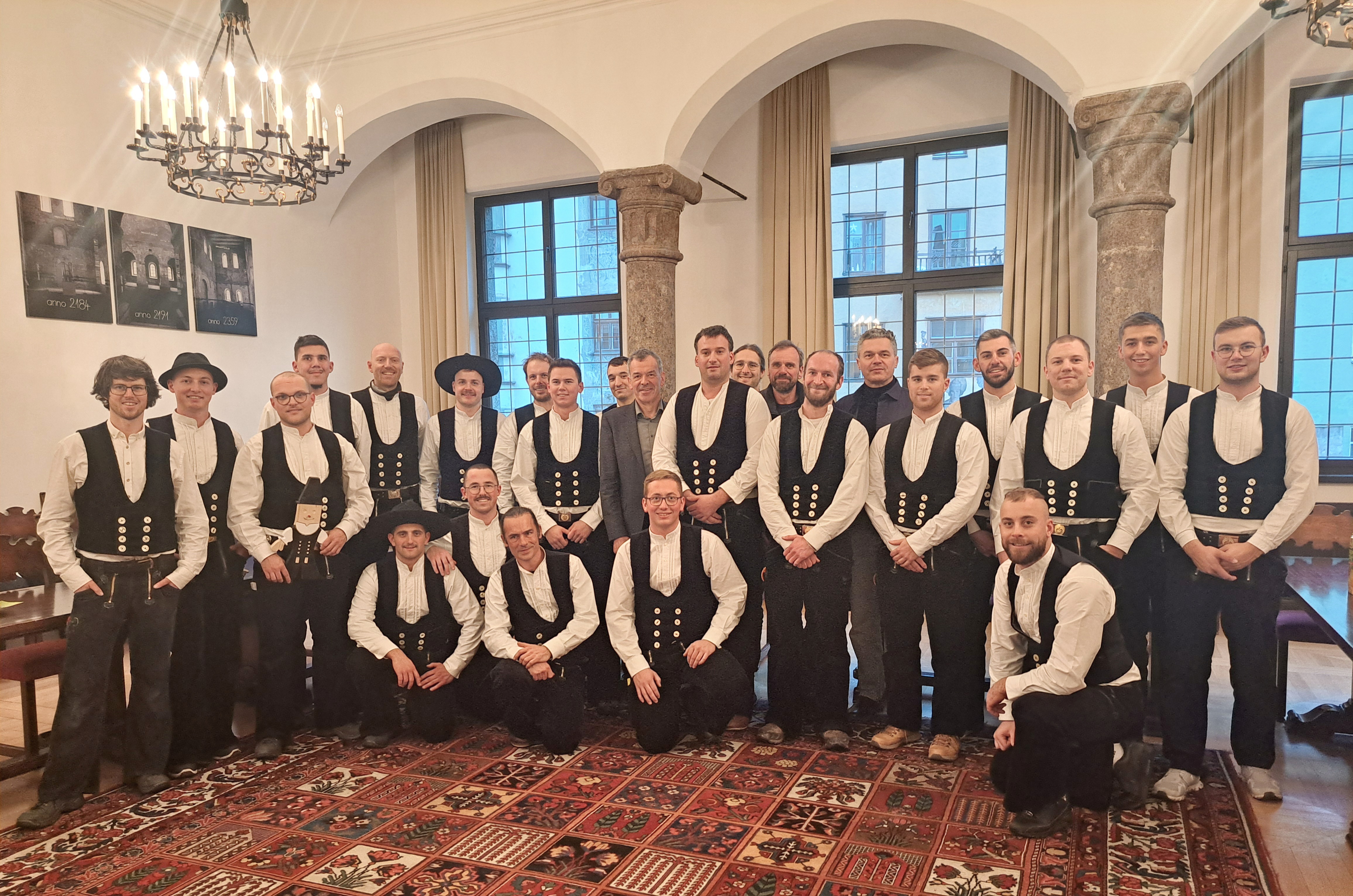 Am 3. Dezember 2024 begrüßte Vizebürgermeister Georg Willi die Zimmerer-Meisterklasse der Freiburger Friedrich-Weinbrenner-Gewerbeschule in Innsbruck. Neben einem Treffen mit Innsbrucker Zimmerer-KollegInnen stand für die Freiburger Handwerker auch eine Führung durch die Innsbrucker Altstadt auf dem Programm.