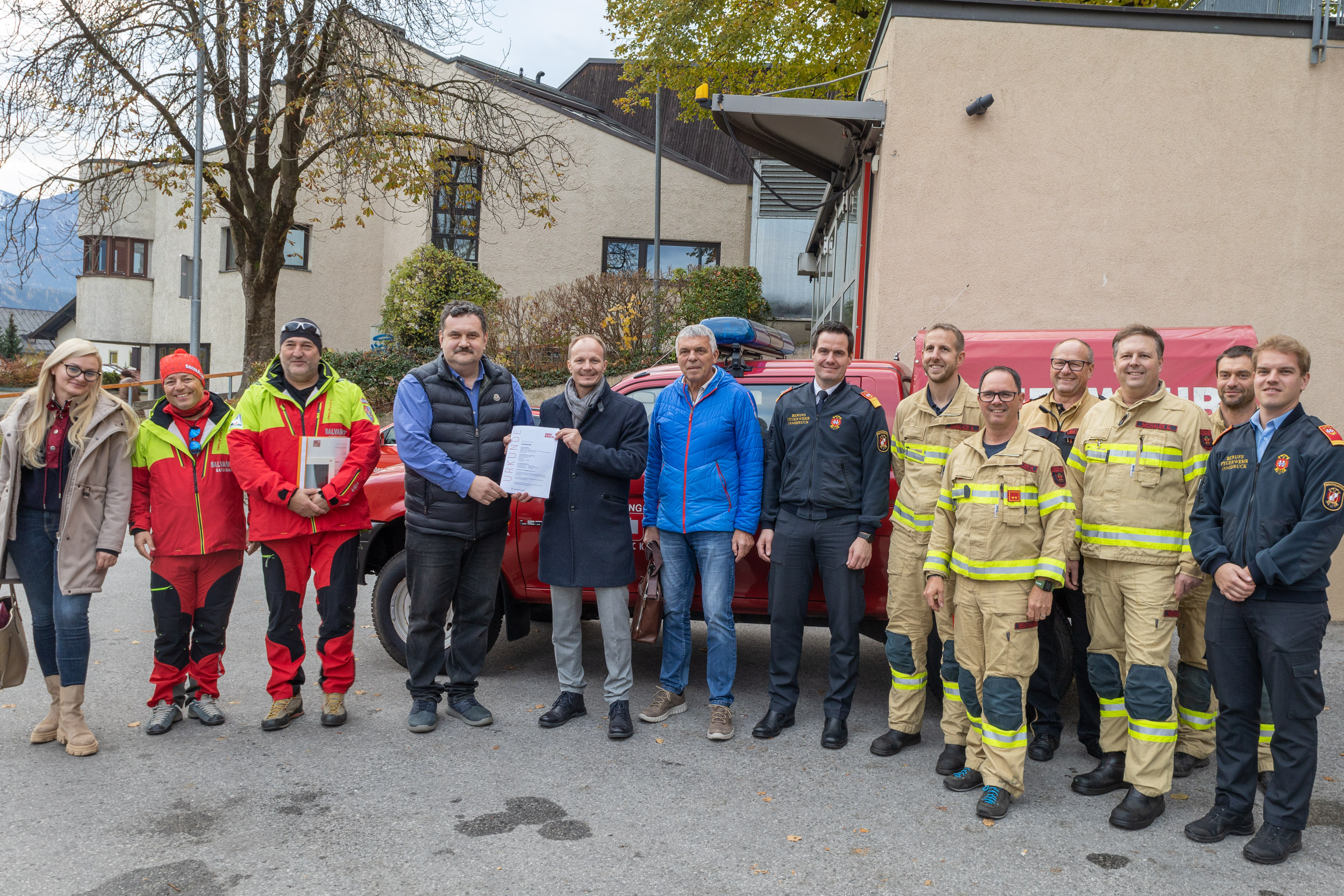 Feierliche Übergabe: Bürgermeister Johannes Anzengruber (5. v. l.) überreicht die Schenkungsurkunde an Csaba Pataki, Vorsitzender des Kreisrats von Satu Mare (4. v. l.). Das Fahrzeug wird künftig von der Bergrettung in Satu Mare genutzt.