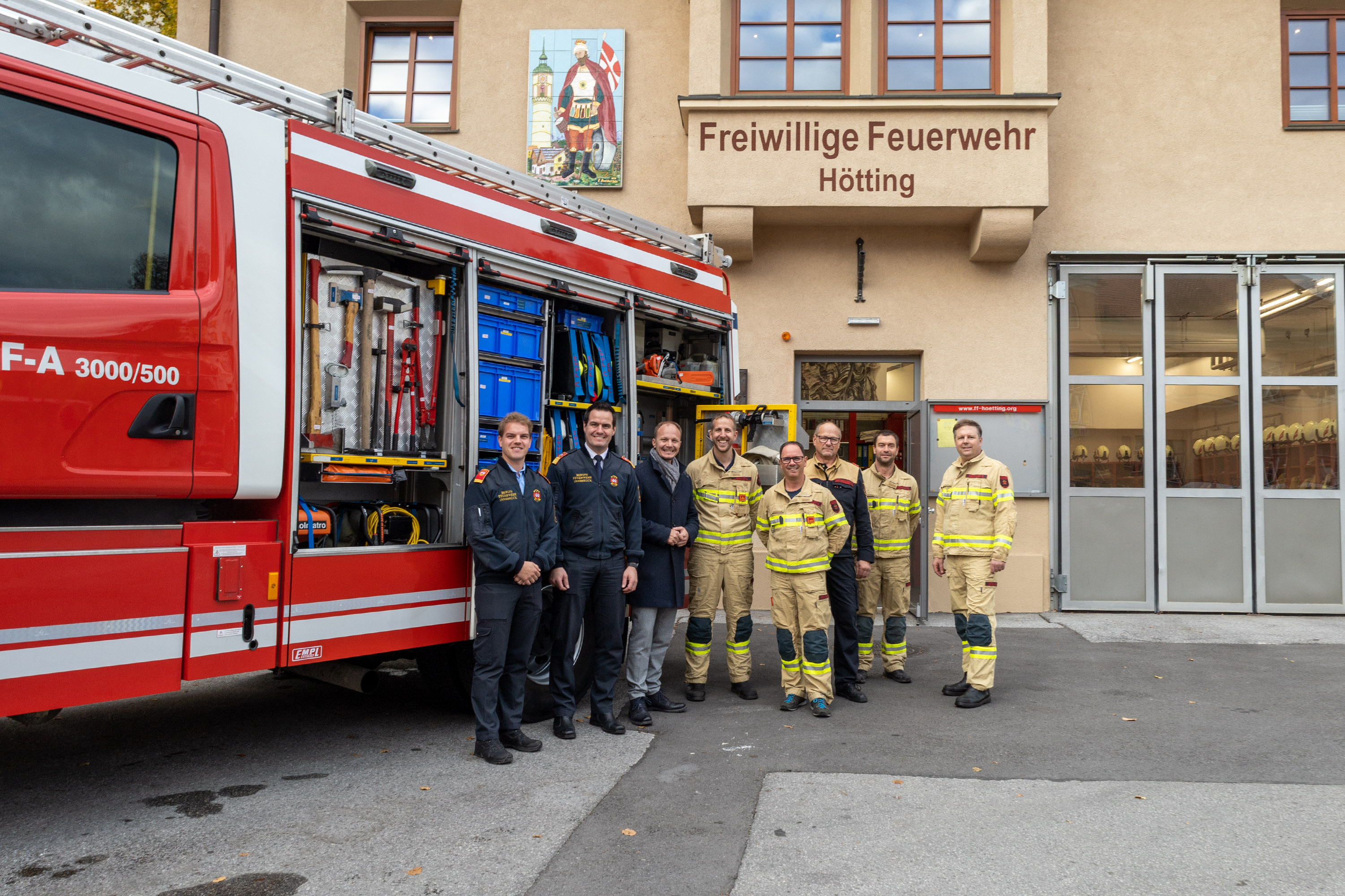 Bürgermeister Johannes Anzengruber (3. v. l.), Branddirektor Helmut Hager (2. v. l.), Offizier Manuel Schieferle (l.) und Bezirks-Feuerwehrkommandant OBR Gerhard Mayregger (3. v. r.) übergeben ein Tanklöschfahrzeug der Berufsfeuerwehr Innsbruck an die Freiwillige Feuerwehr Hötting.