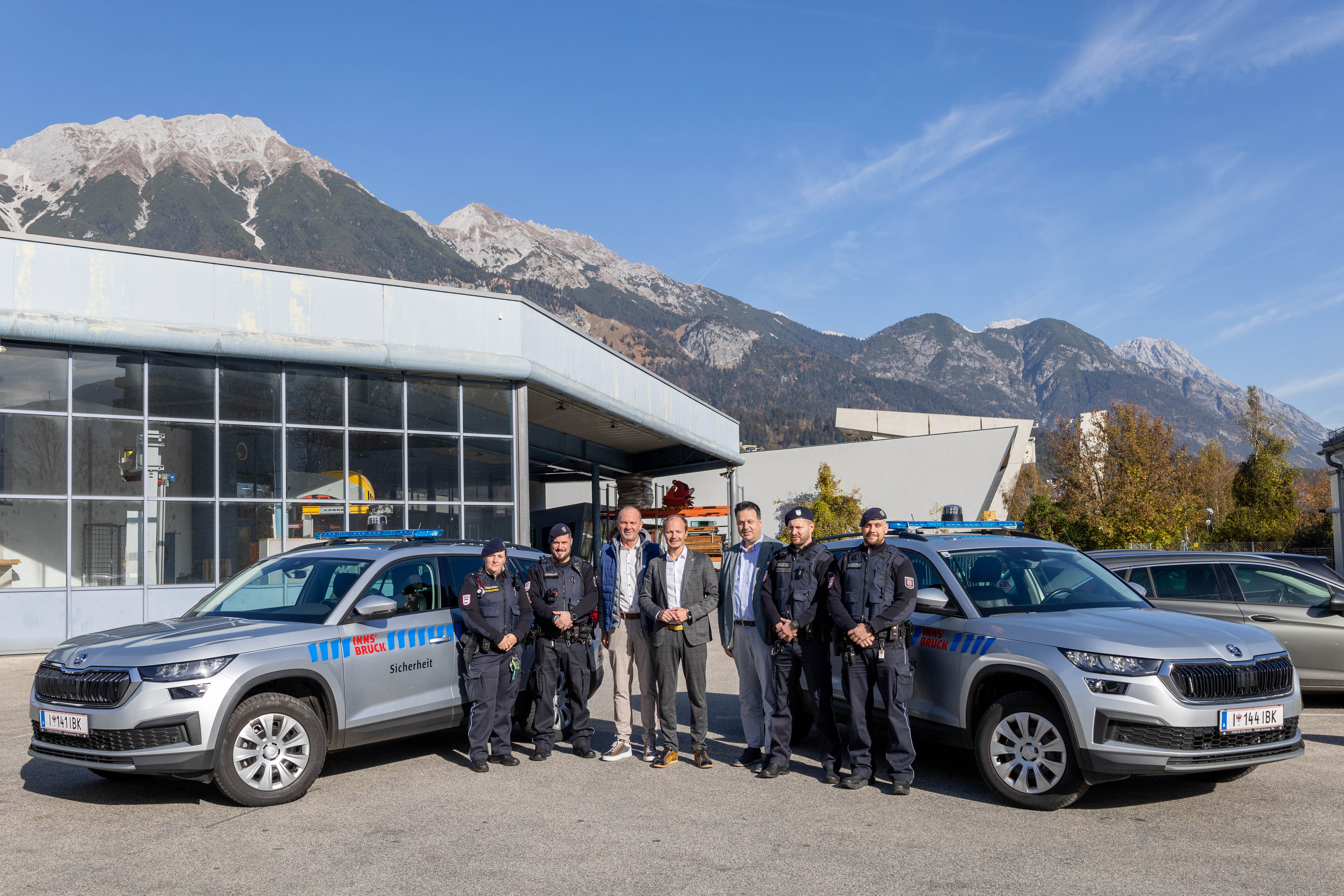 Bürgermeister Johannes Anzengruber (m.), Amtsvorstand Christian Schneider (3.v.r.), Referent Thomas Koland (3.v.l.) und die Einsatzkräfte der MÜG freuen sich über die neuen Einsatzfahrzeuge.