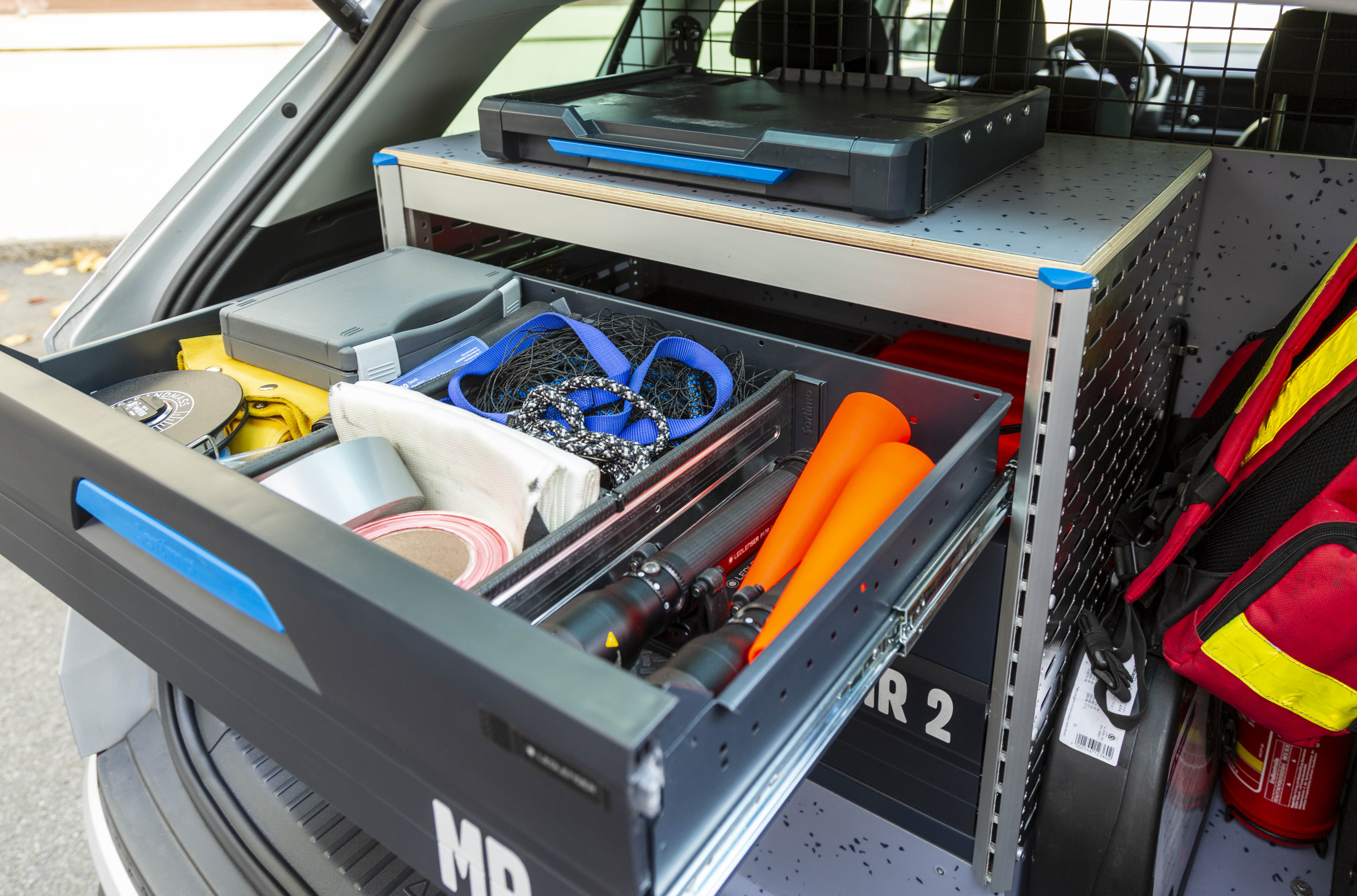 Im Innenraum sind die Fahrzeuge umfassend für die Sicherheit der Stadt ausgestattet – mit einem eigens konstruierten Schubladensystem ist stets alles griffbereit.