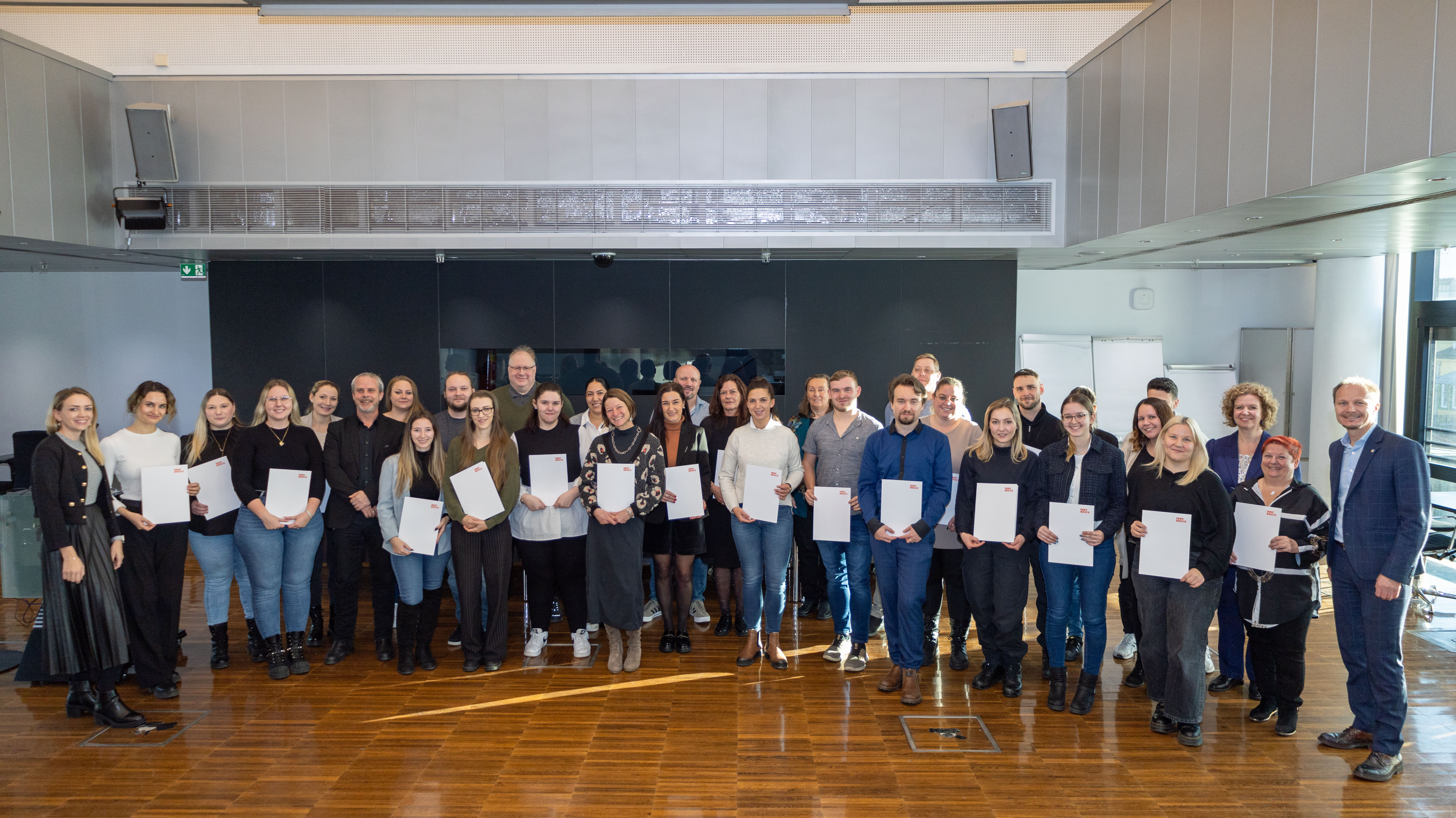 Die Dienstkurse B und C wurden im Herbst 2024 von insgesamt 34 Mitarbeitenden des Innsbrucker Stadtmagistrats erfolgreich abgeschlossen. Bürgermeister Johannes Anzengruber, Magistratsdirektorin Gabriele Herlitschka, Amtsvorständin Milka Peraic-Rasic (Personalwesen) und ZPV-Obfrau Sabine Steffan überreichten die Urkunden zum erfolgreichen Abschluss an die städtischen Bediensteten im Plenarsaal.