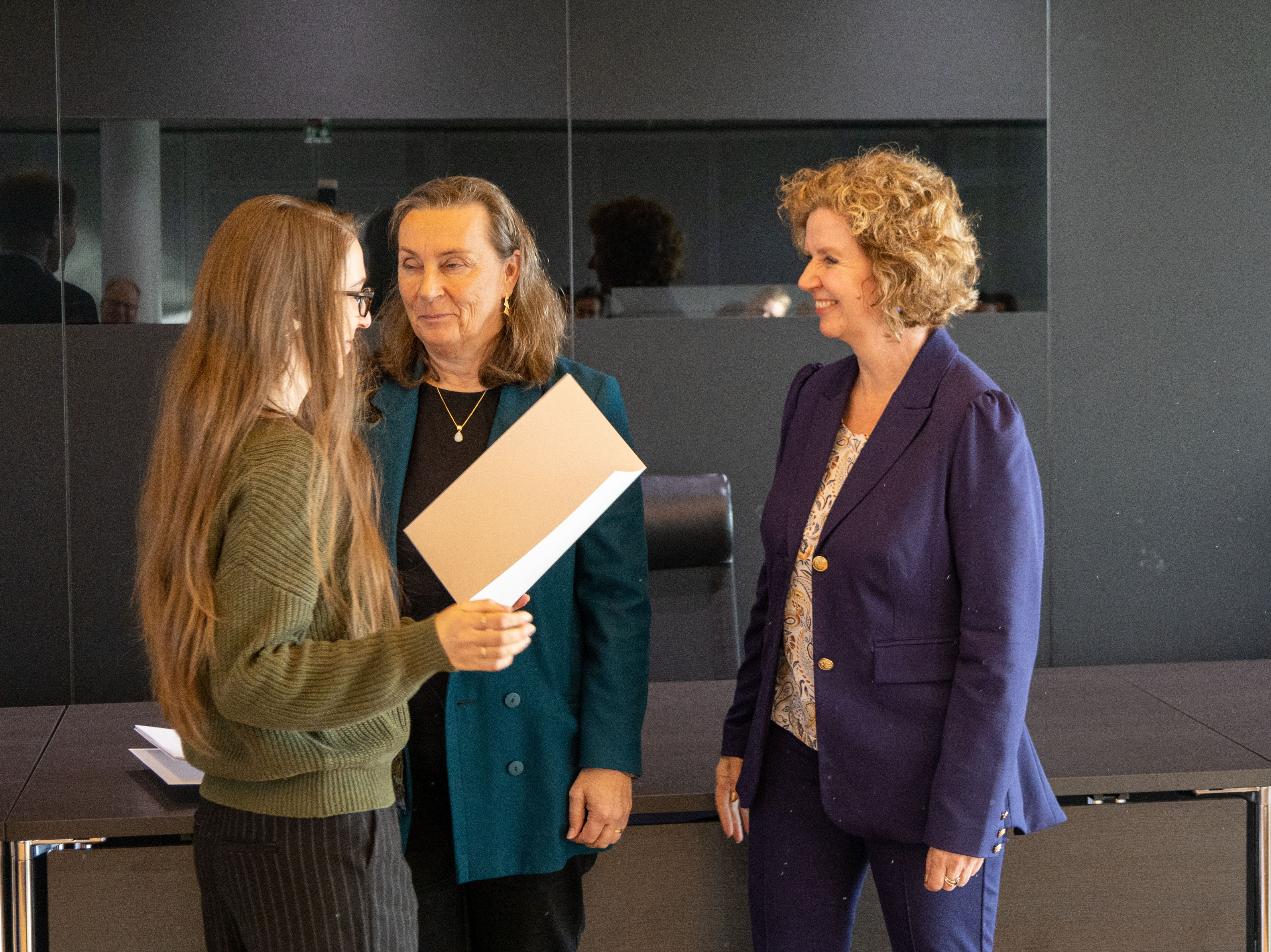 Die Dienstkurse B und C wurden im Herbst 2024 von insgesamt 34 Mitarbeitenden des Innsbrucker Stadtmagistrats erfolgreich abgeschlossen. Bürgermeister Johannes Anzengruber, Magistratsdirektorin Gabriele Herlitschka, Amtsvorständin Milka Peraic-Rasic (Personalwesen) und ZPV-Obfrau Sabine Steffan überreichten die Urkunden zum erfolgreichen Abschluss an die städtischen Bediensteten im Plenarsaal.