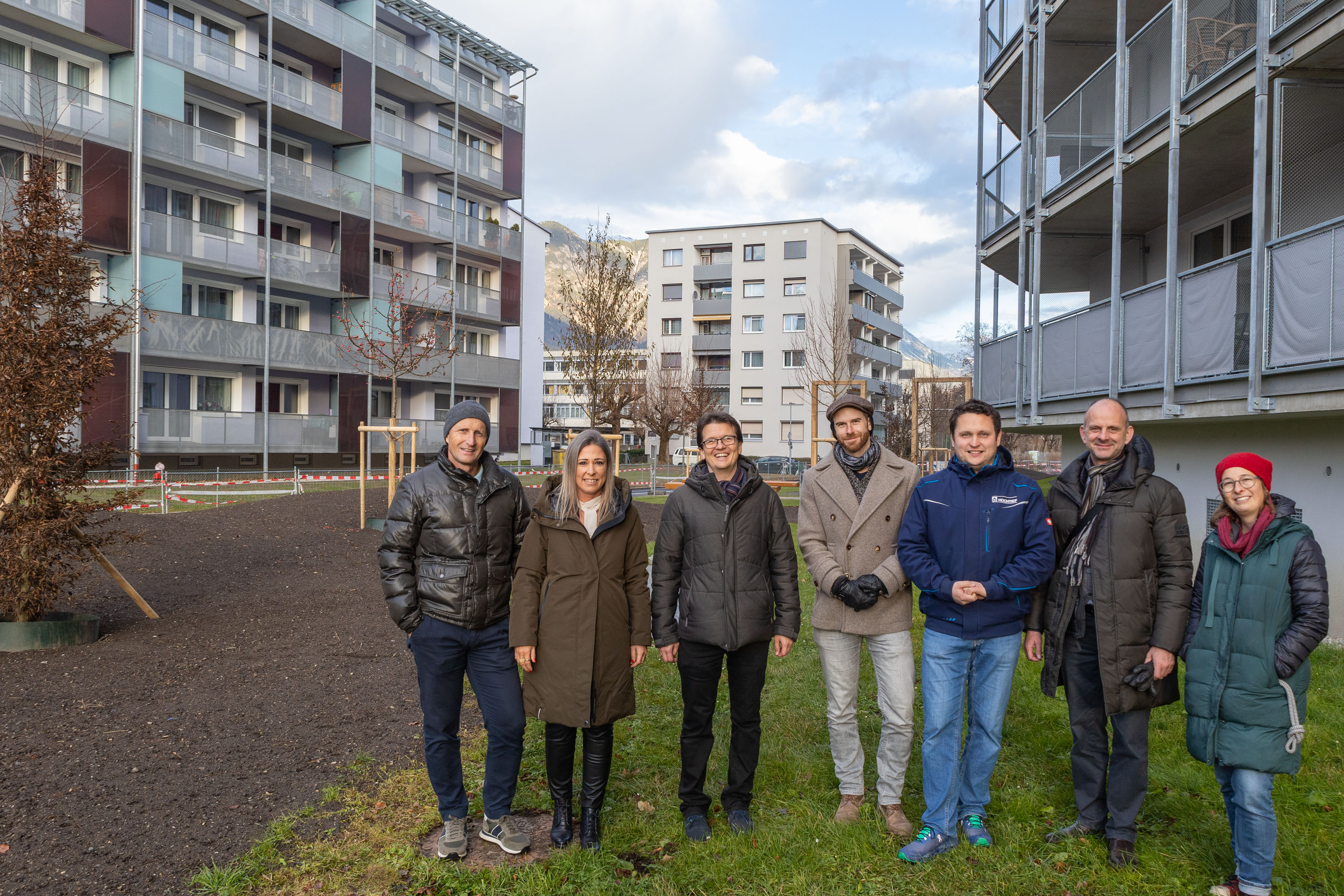 Stadträtin Mariella Lutz (2. v. l.) feiert gemeinsam mit (v. l. n. r.) Thomas Klingler (Amtsleiter Grünanlagen), Markus Pinter (Referatsleiter Grünanlagen, Planung und Bau), Clemens Maaß (ISD Stadtteiltreff Reichenau), Michael Jank (Projektleiter Fa. Hochtief)), Martin Franzmair (Projektleiter IIG) und Lisa Stöllnberger (Grünanlagen, Planung und Bau) die Fertigstellung des ersten Bauabschnitts des Freiraumareals Campagne-Reichenau.