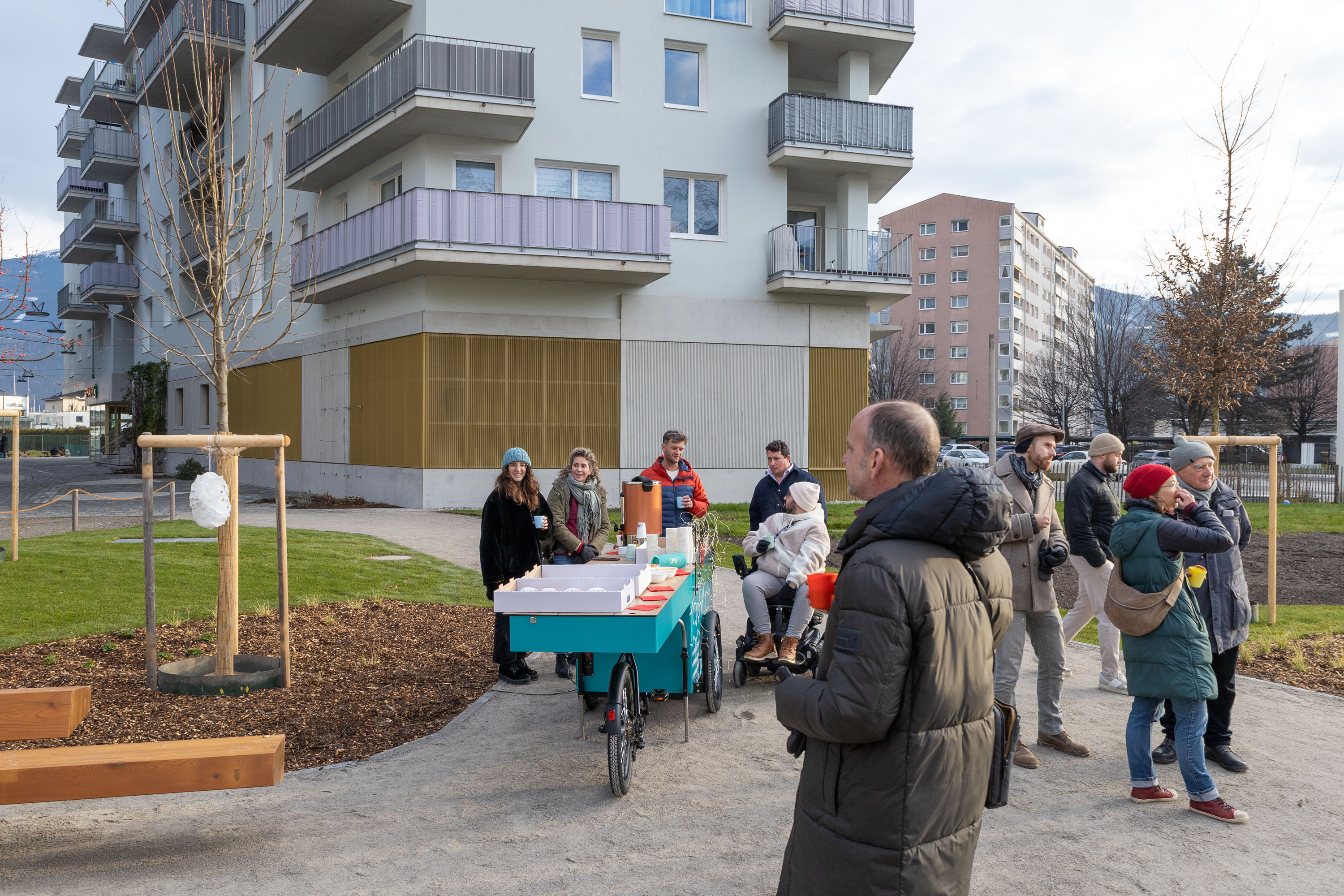 Der Grünanlagen-Bereich in der Campagne-Reichenau bietet Sitzgelegenheiten, schattenspendende Bäume, einen Trinkbrunnen und auch zahlreiche Spiel- und Bewegungsangebote.