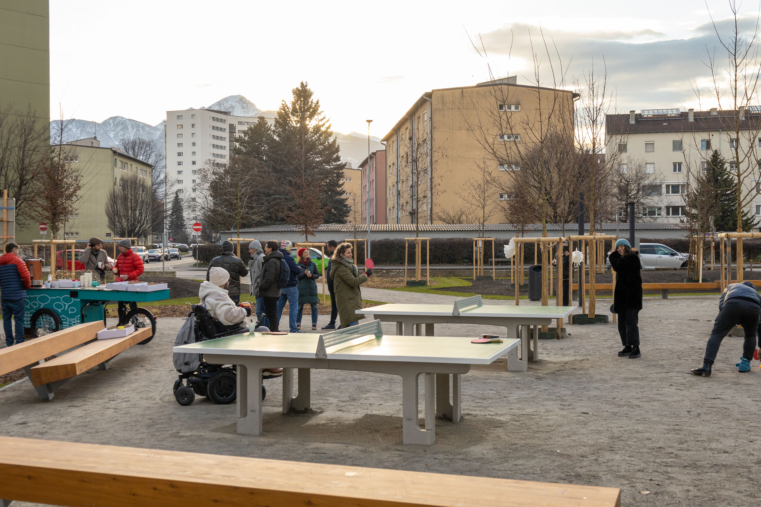 Der Grünanlagen-Bereich in der Campagne-Reichenau bietet Sitzgelegenheiten, schattenspendende Bäume, einen Trinkbrunnen und auch zahlreiche Spiel- und Bewegungsangebote.