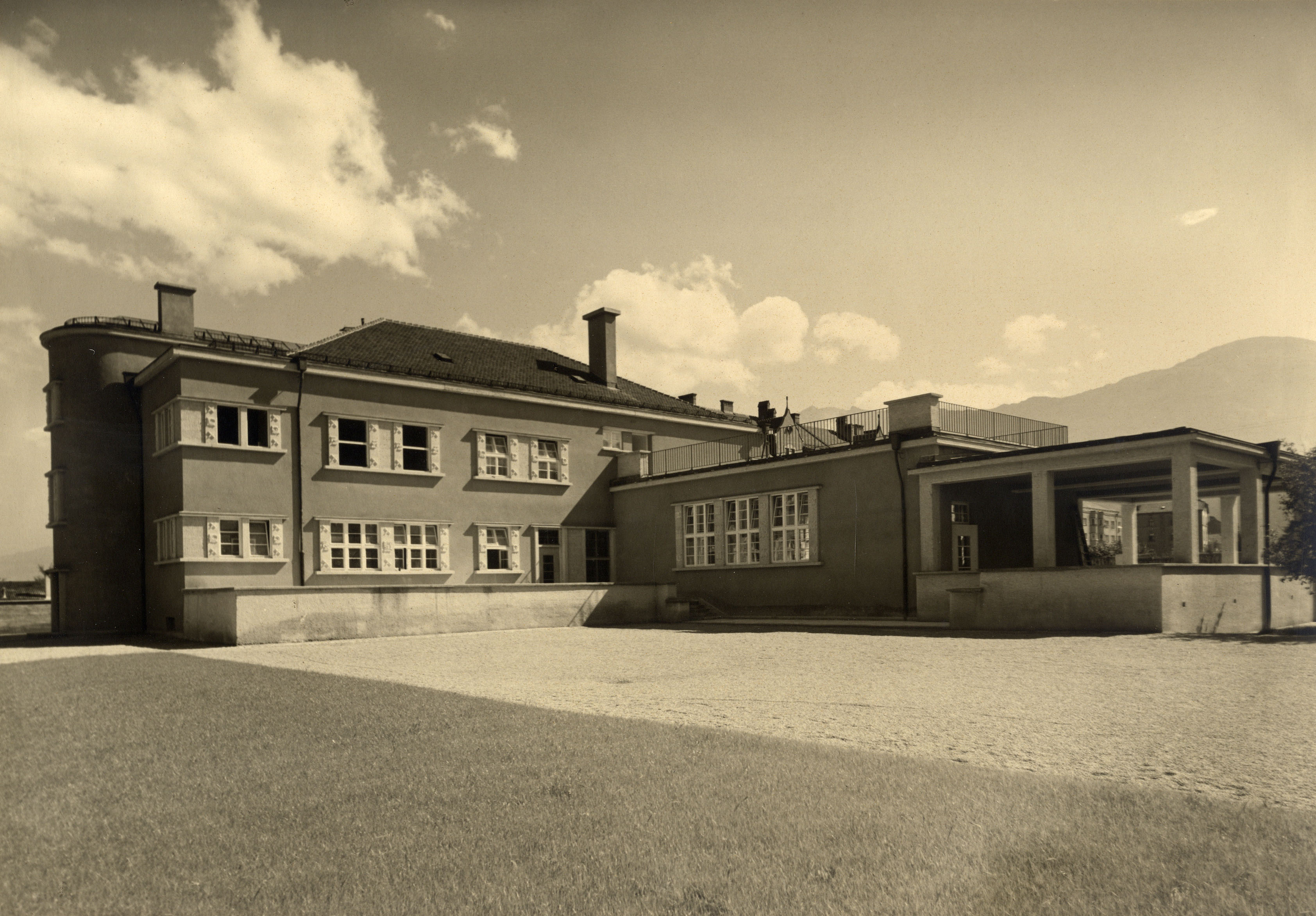 Innenhof des Städtischen Kindergartens Pradl, kurz nach der Fertigstellung 1928