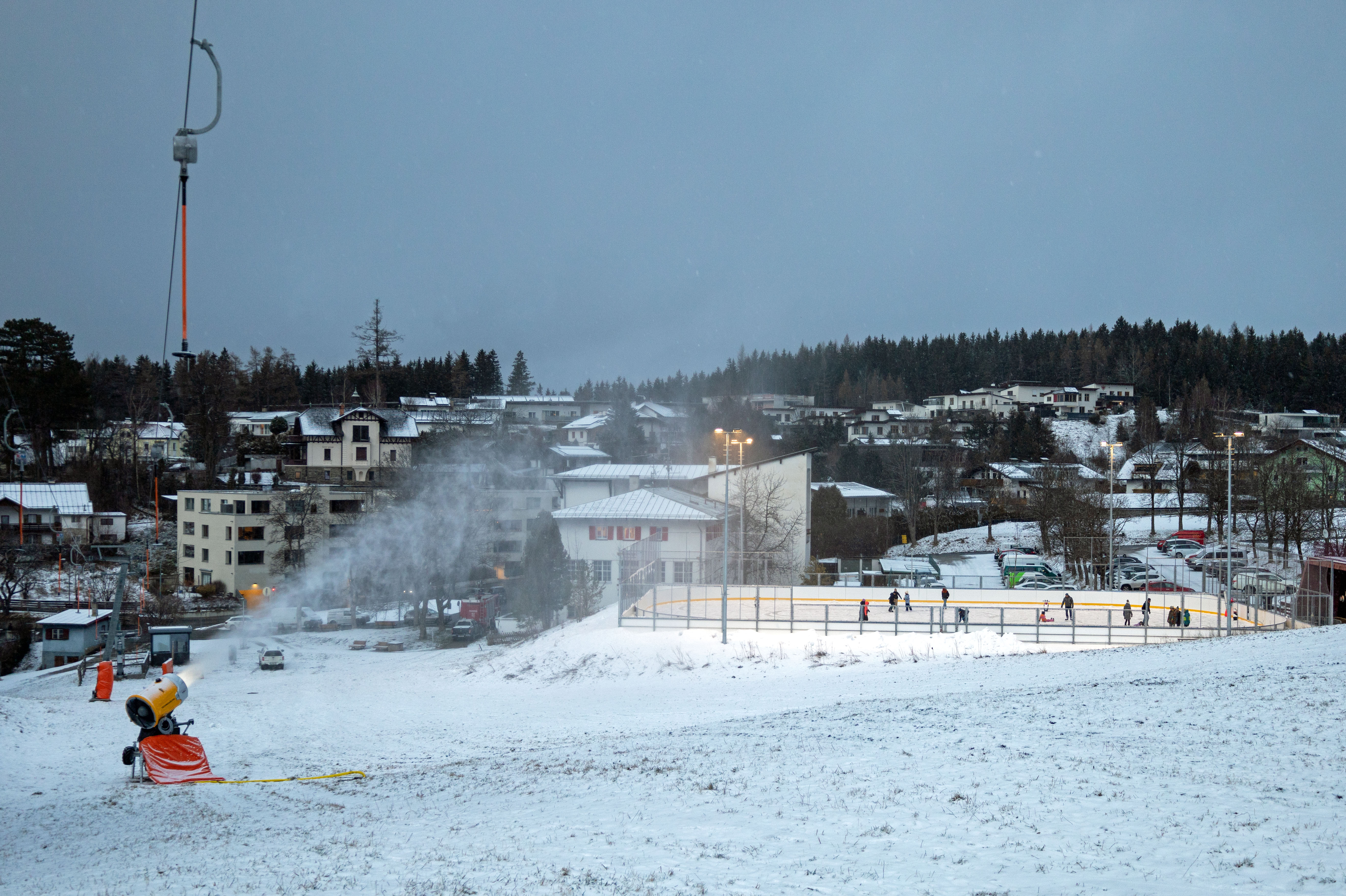Für genügend Schnee beim Lift neben der städtischen Sportanlage Zimmerwiese sorgen zwei Propellermaschinen, die bei geeigneten Witterungsbedingungen zwischen 7.00 und 22.00 Uhr im Einsatz sind.