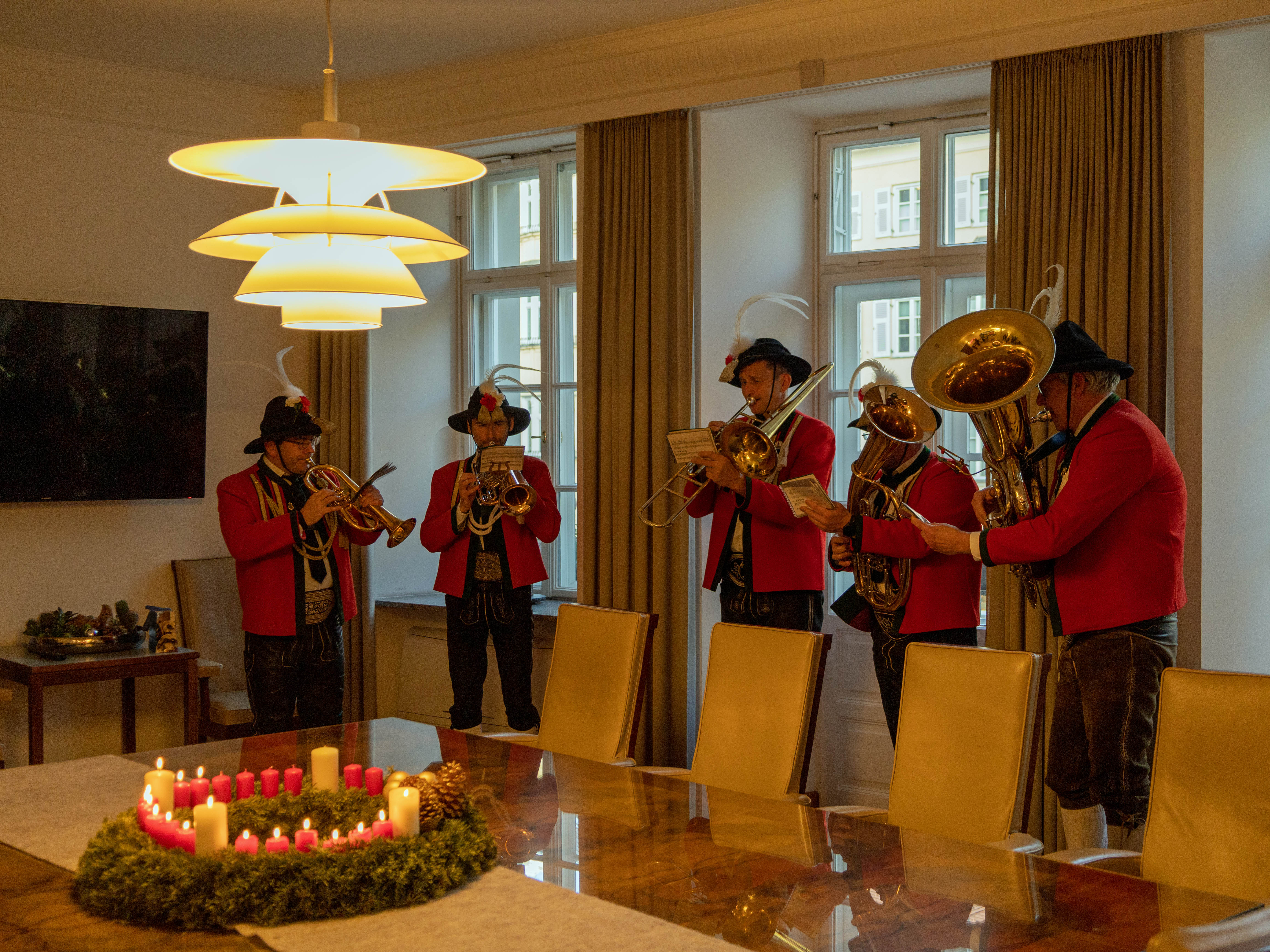 Kurz vor Weihnachten stattete die Stadtmusikkapelle Wilten Bürgermeister Johannes Anzengruber und Stadträtin Mariella Lutz einen Besuch im Innsbrucker Rathaus ab. Ein Quintett der Musikkapelle sorgte mit traditionellen Weihnachtsliedern für adventliche Stimmung.
