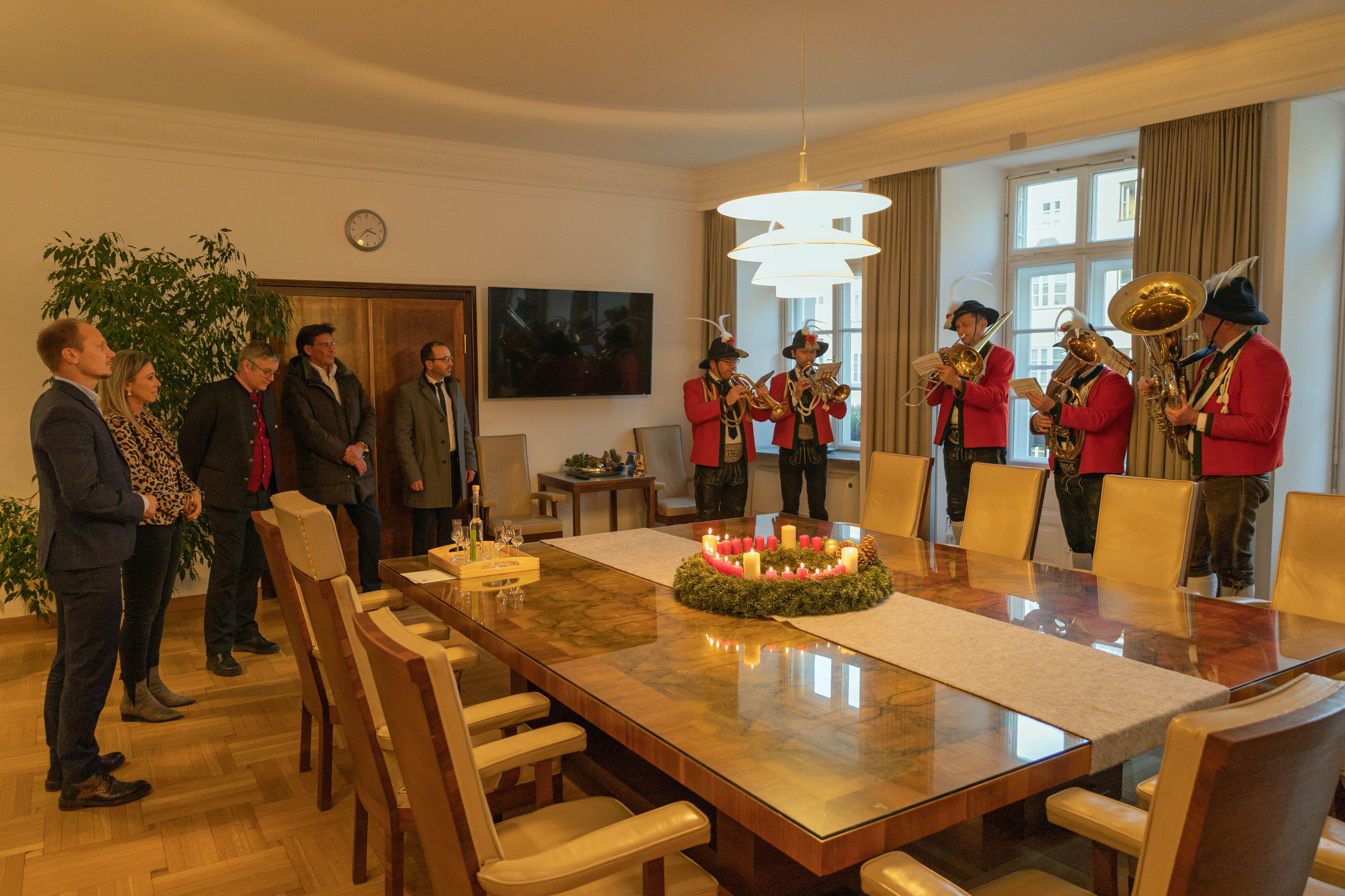 Kurz vor Weihnachten stattete die Stadtmusikkapelle Wilten Bürgermeister Johannes Anzengruber und Stadträtin Mariella Lutz einen Besuch im Innsbrucker Rathaus ab. Ein Quintett der Musikkapelle sorgte mit traditionellen Weihnachtsliedern für adventliche Stimmung.