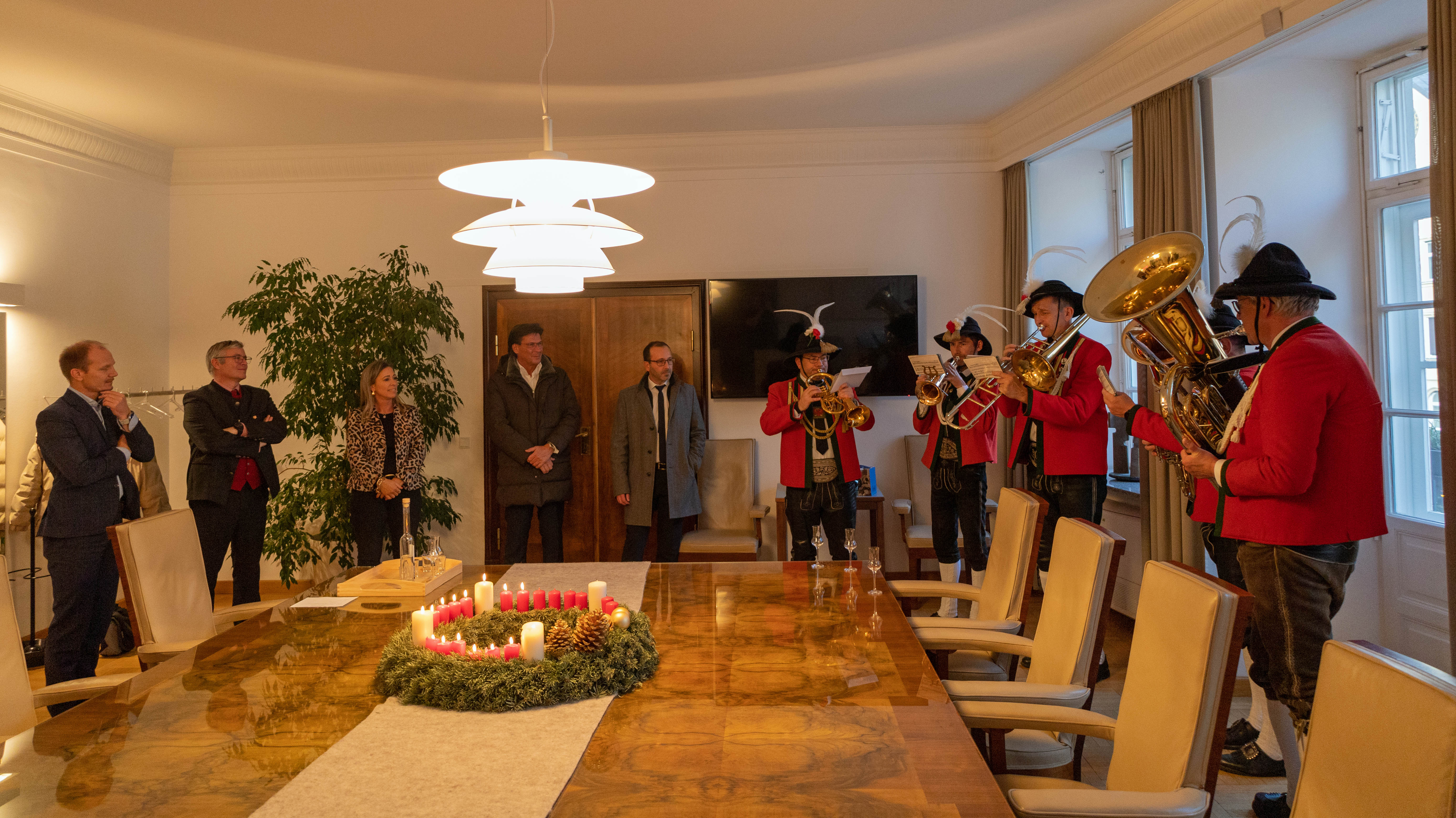 Kurz vor Weihnachten stattete die Stadtmusikkapelle Wilten Bürgermeister Johannes Anzengruber und Stadträtin Mariella Lutz einen Besuch im Innsbrucker Rathaus ab. Ein Quintett der Musikkapelle sorgte mit traditionellen Weihnachtsliedern für adventliche Stimmung.