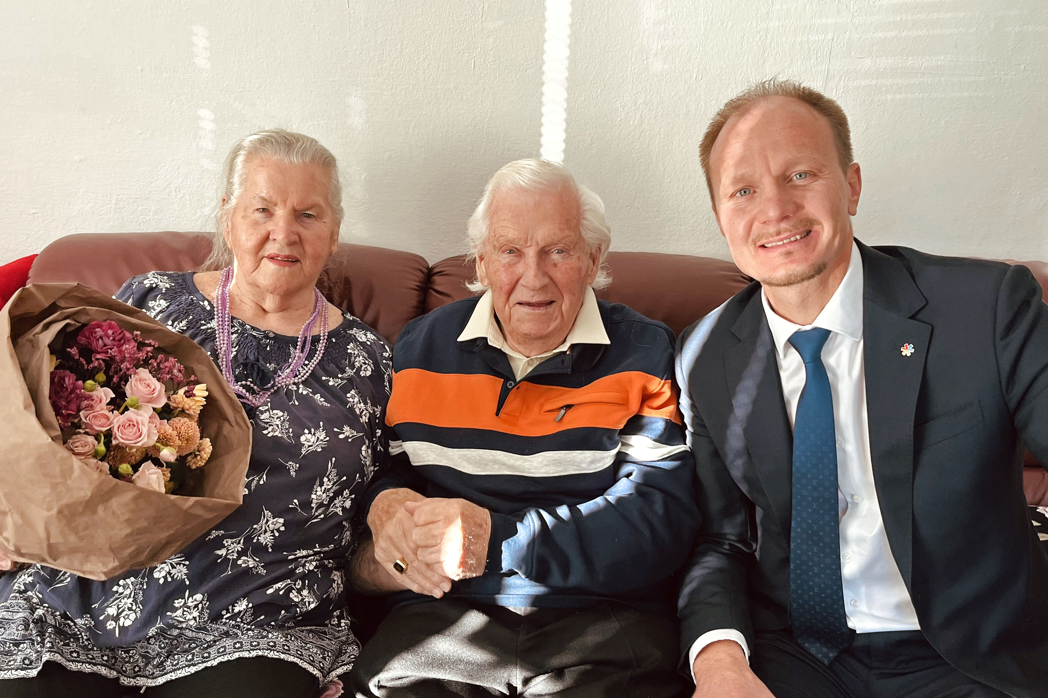Bürgermeister Johannes Anzengruber (r.) gratuliert Helga und Alois Außerlechner zur Gnadenhochzeit.