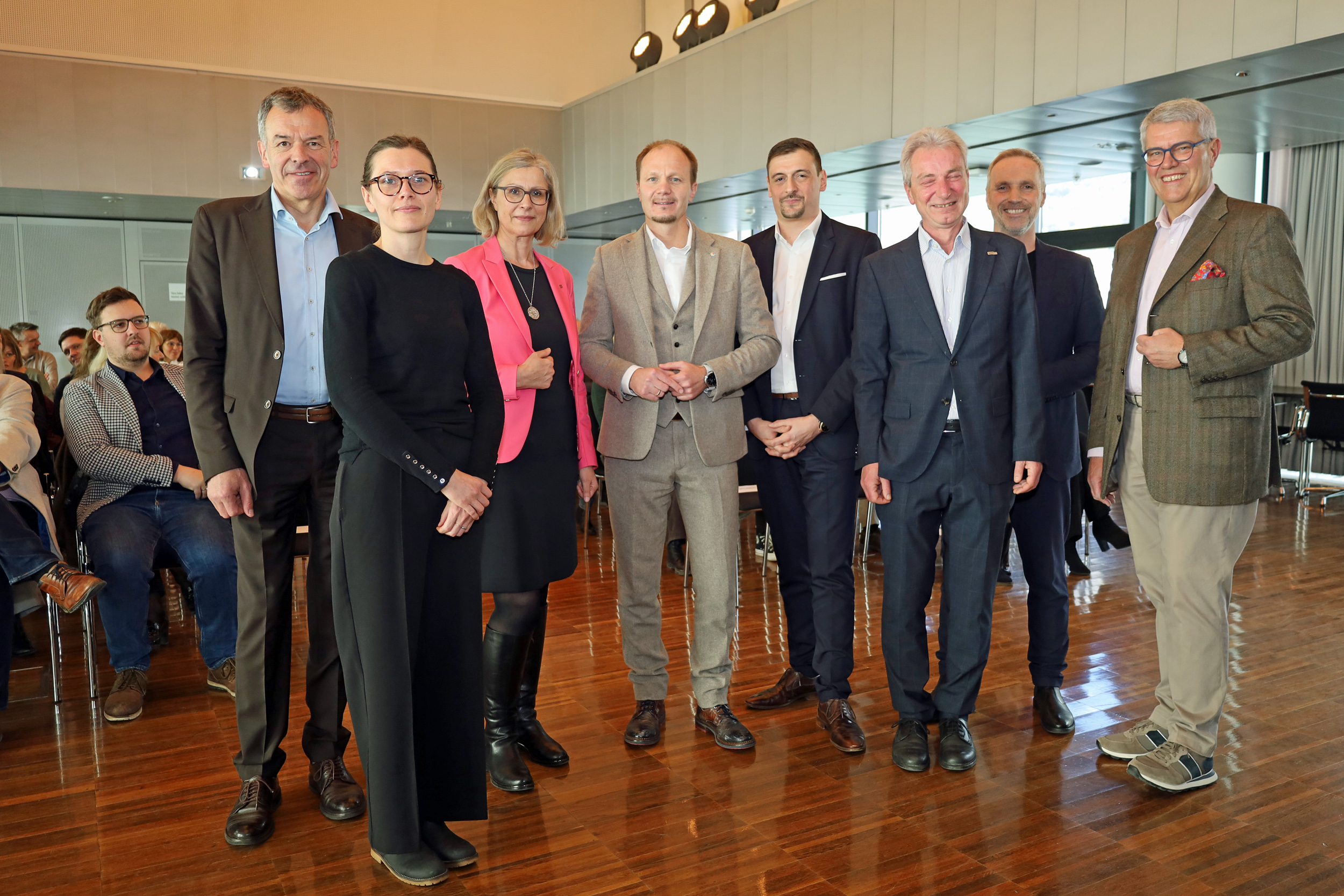 v.l.: Vizebürgermeister Georg Willi, Silvia Angerer (UMIT Tirol), Margit Führer (Leiterin Abt. Pflege Land Tirol), Bürgermeister Johannes Anzengruber, Michael Urschitz (städt. Pflegekoordinator), die Projektleiter von der UMIT Tirol, Gerhard Müller und Harald Stummer, sowie Ferdinand Neu (Leiter Magistratsabteilung II Gemeinde- und Bezirksverwaltung) bei der Vorstellung der Innsbrucker Pflegestrategie 2033.