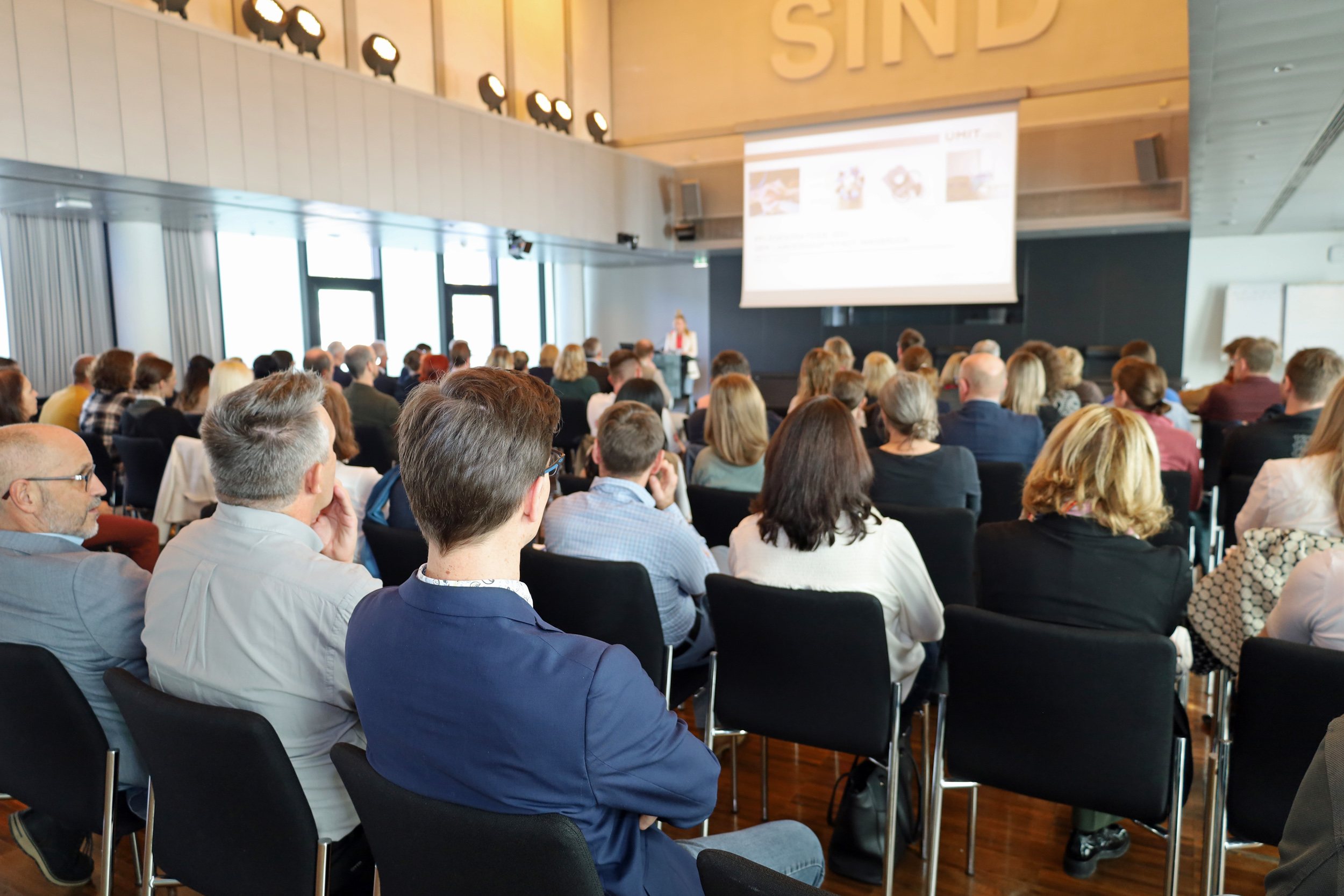 Zahlreiche VertreterInnen aus Politik, Verwaltung und relevanten Einrichtungen aus dem Gesundheits- und Pflegebereich kamen in den Plenarsaal des Rathauses, um mehr über die Inhalte der Pflegestrategie zu erfahren.