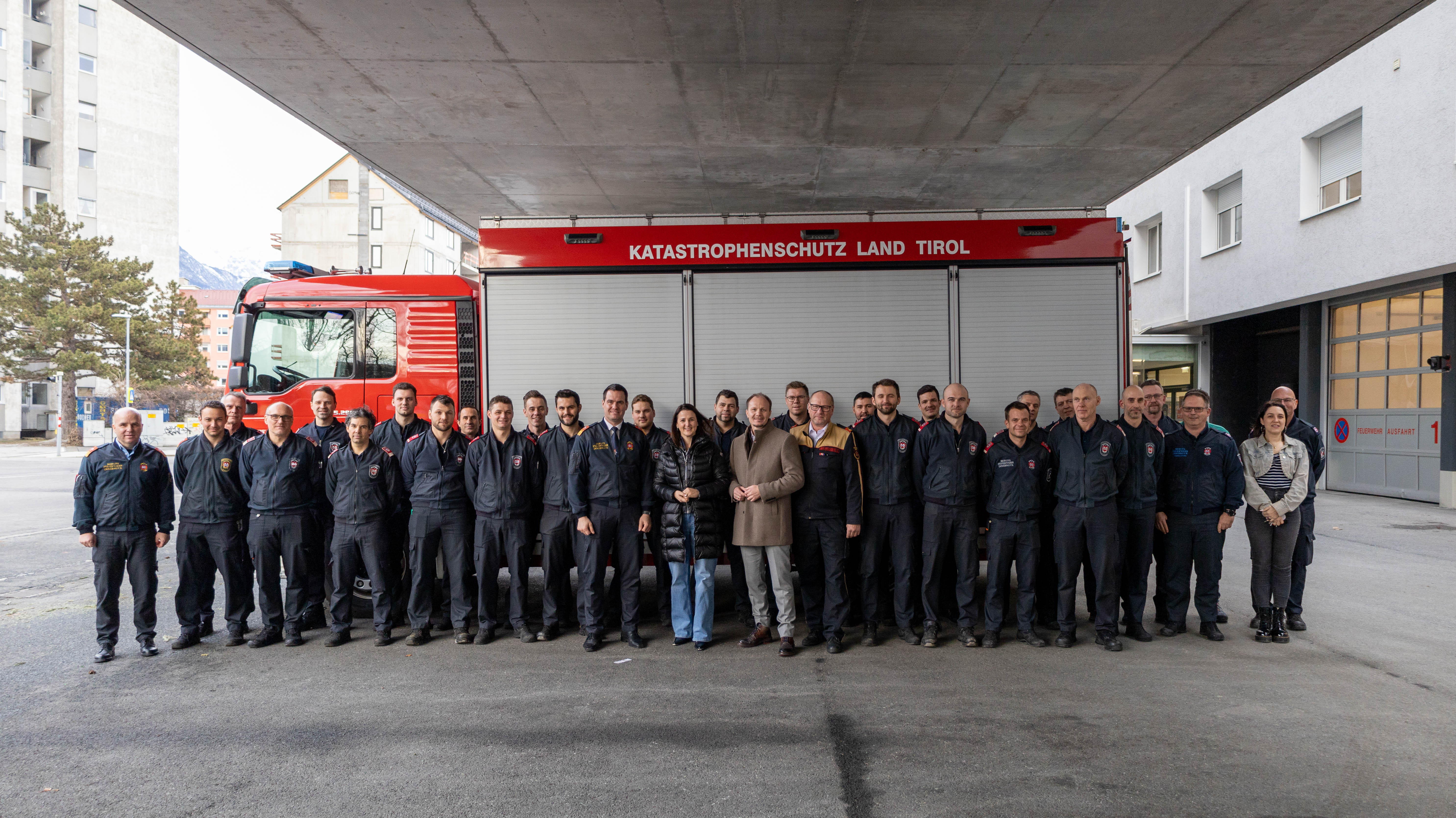 Vor der Hauptfeuerwache: Landesrätin Astrid Mair (1.R., 10.v.r.), Bürgermeister Johannes Anzengruber (1.R., 9.v.r.), Bezirks-Feuerwehrkommandant Gerhard Mayregger (1.R., 8.v.r.) und Branddirektor Helmut Hager (1.R., 11.v.r.) mit den diensthabenden Berufsfeuerwehrleuten, die am selben Tag auch schon einen Einsatz im Brenner-Basistunnel absolvierten.