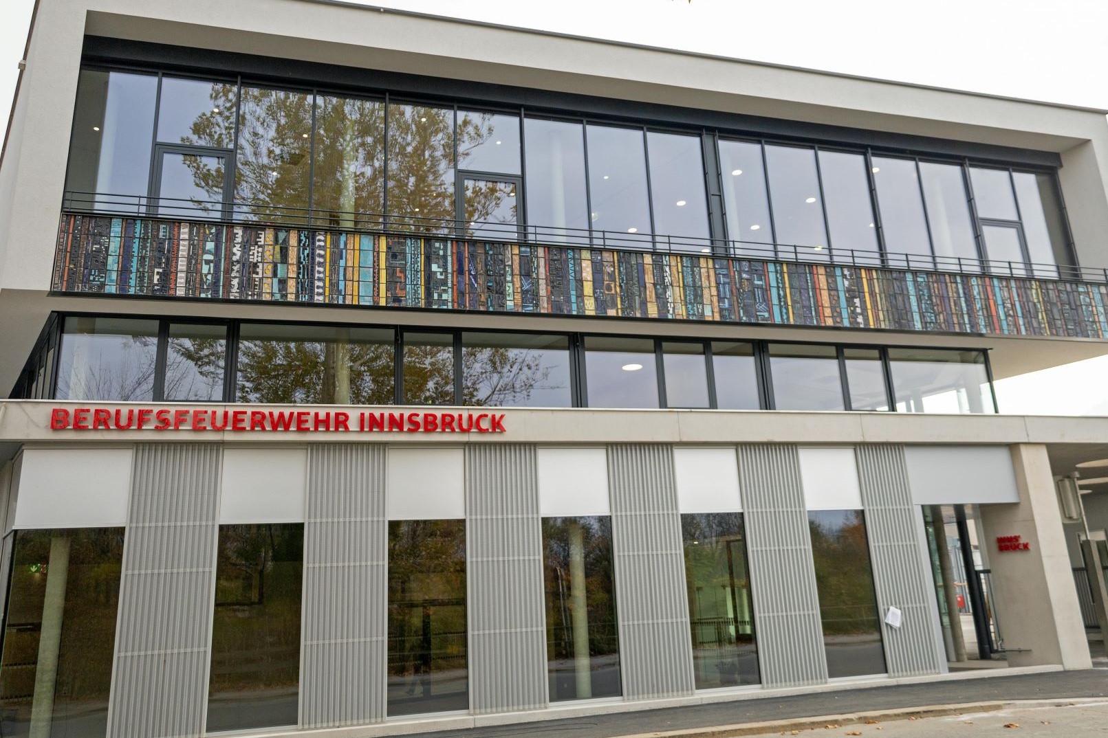An der Hauptfeuerwache wurden ein neuer, dreigeschoßiger Zubau sowie eine neue Fahrzeughalle errichtet.