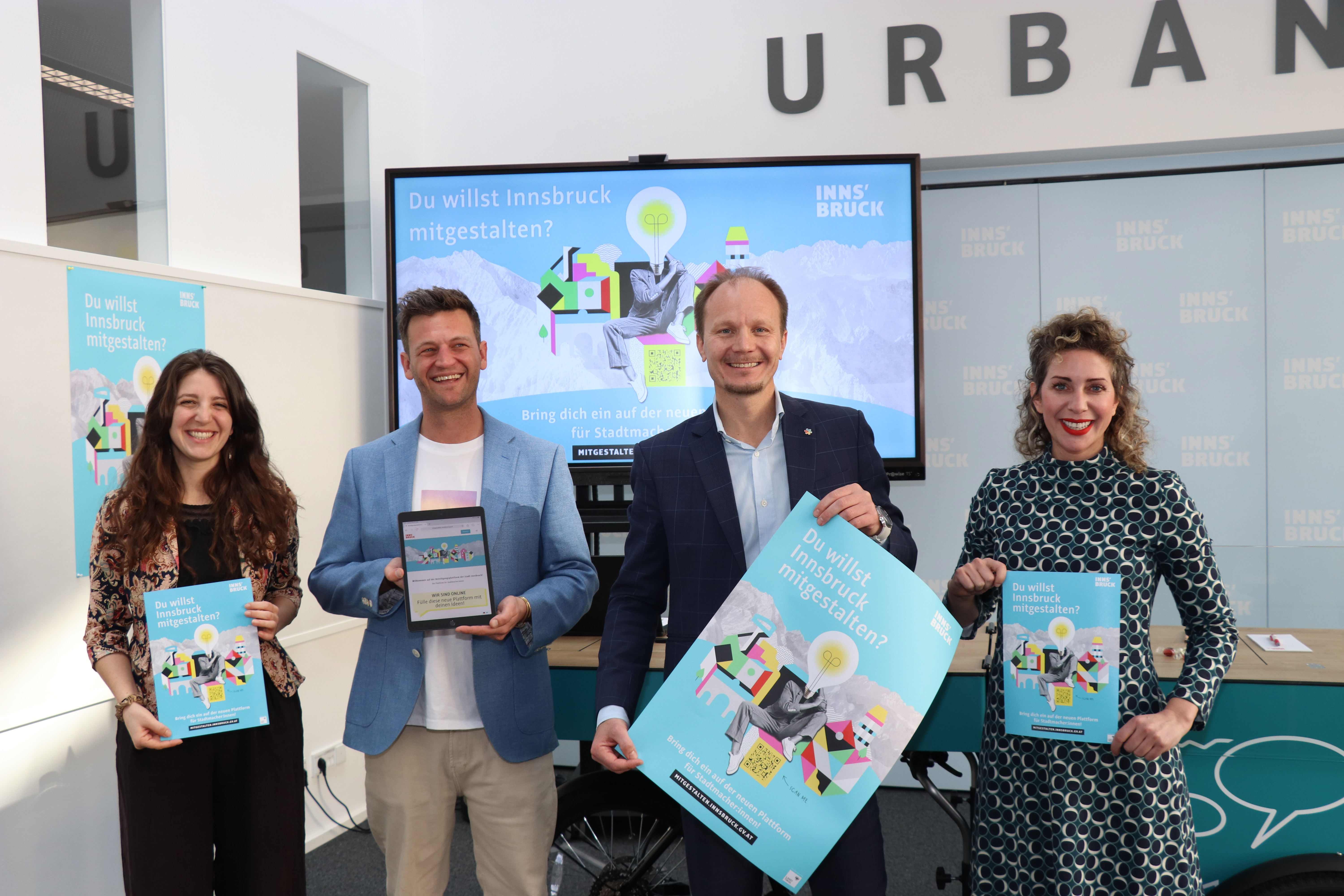 Neue Möglichkeit zur Mitgestaltung in Innsbruck: Bürgermeister Johannes Anzengruber mit dem Team des Referats BürgerInnenbeteiligung und partizipative Stadtgestaltung Sarah Rasi, Lukas Weiss und Andrea Kreisl (v.l.).