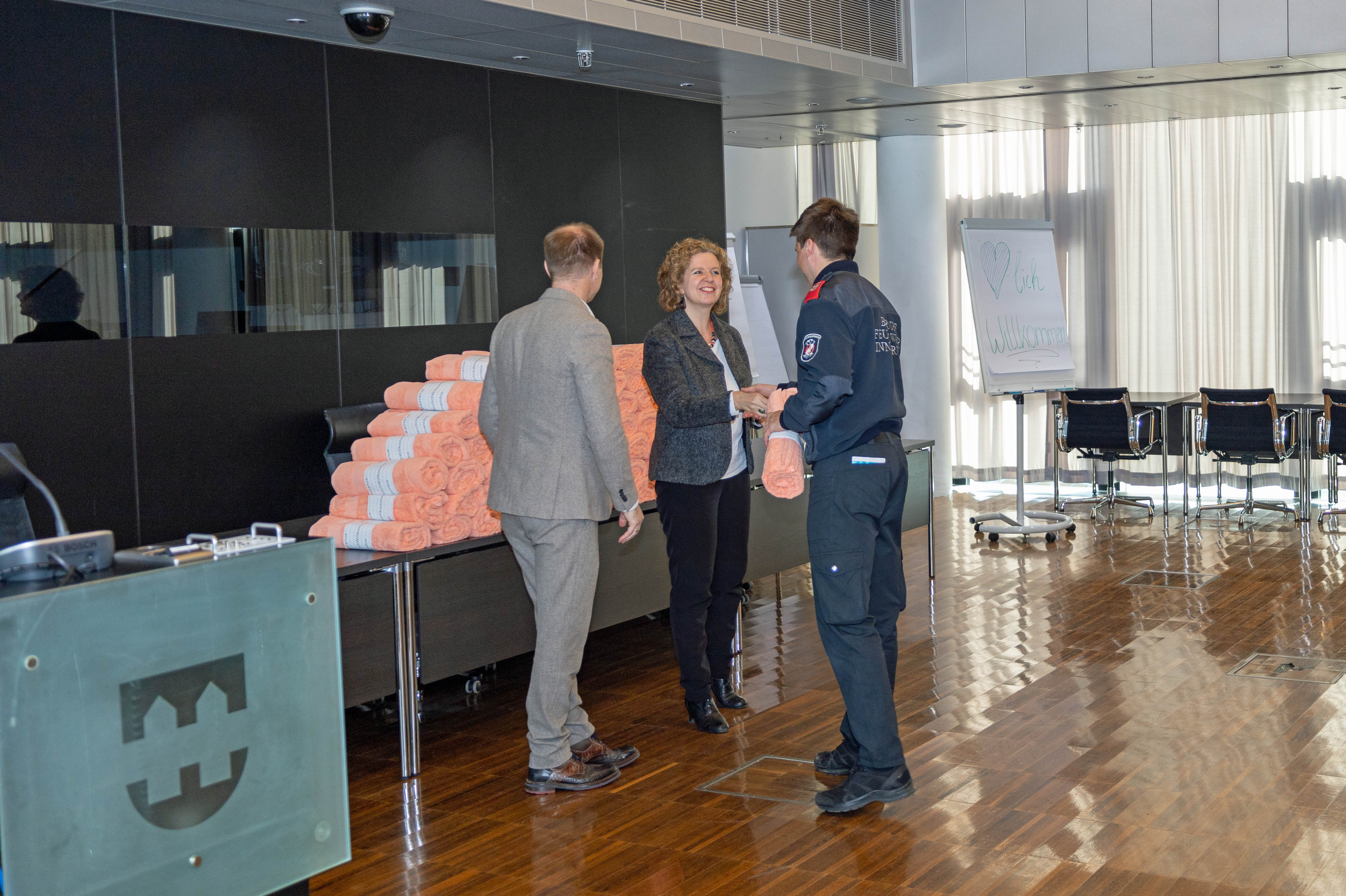 Willkommen bei der Stadt: Auch im Jänner 2025 konnte der Innsbrucker Stadtmagistrat wieder zahlreiche neue Mitarbeitende begrüßen, die am Willkommenstag umfassend zu ihrer künftigen Arbeitsstätte informiert wurden. Bürgermeister Johannes Anzengruber und Magistratsdirektorin Gabriele Herlitschka hießen die neuen Magistratsbediensteten mit Grußworten und einem kleinen Präsent im Namen der Stadt Innsbruck willkommen.