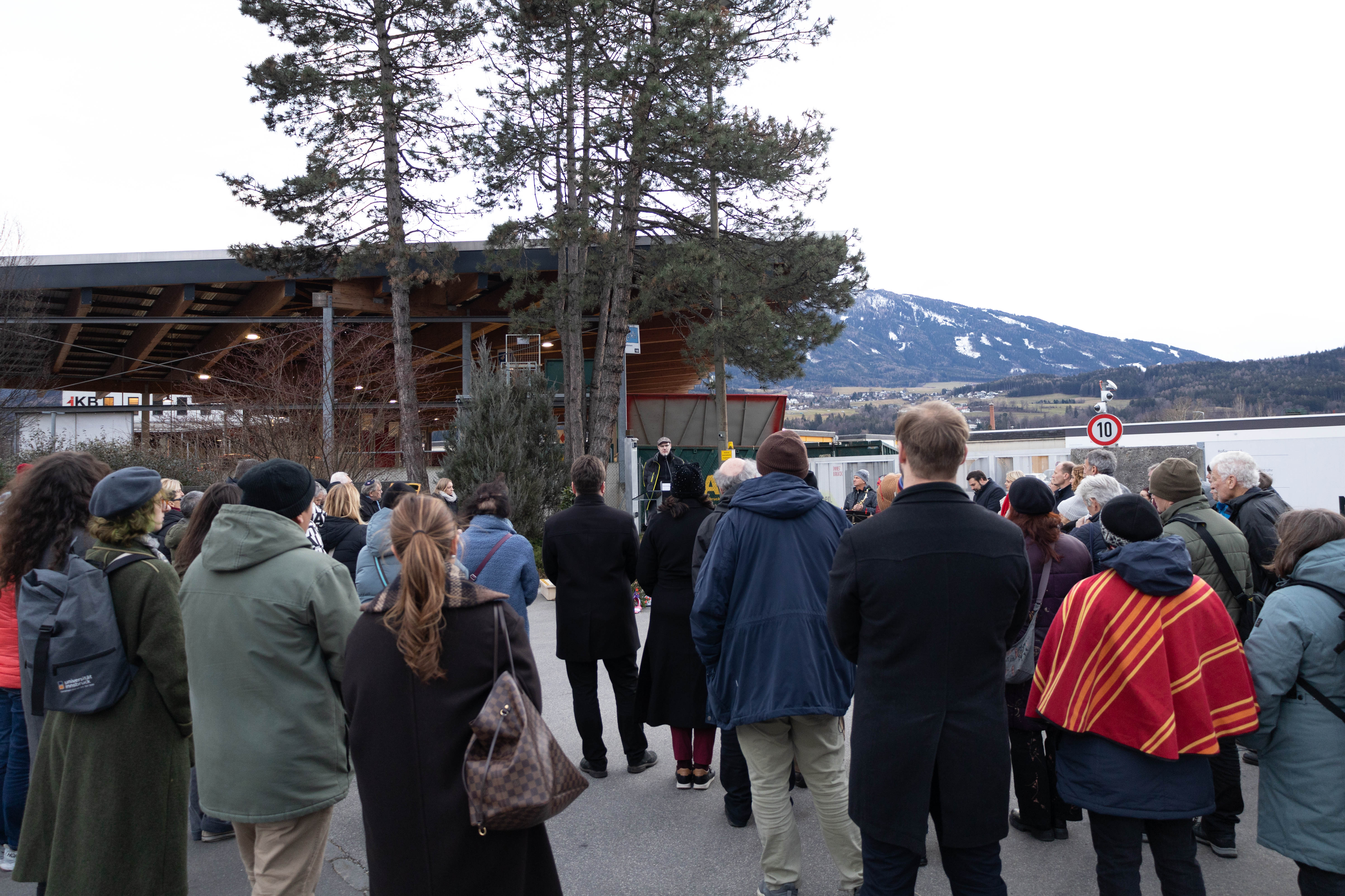 Im Beisein zahlreicher Menschen wurde der Gedenkakt am Internationalen Tag des Gedenkens an die Opfer des Holocaust vollzogen