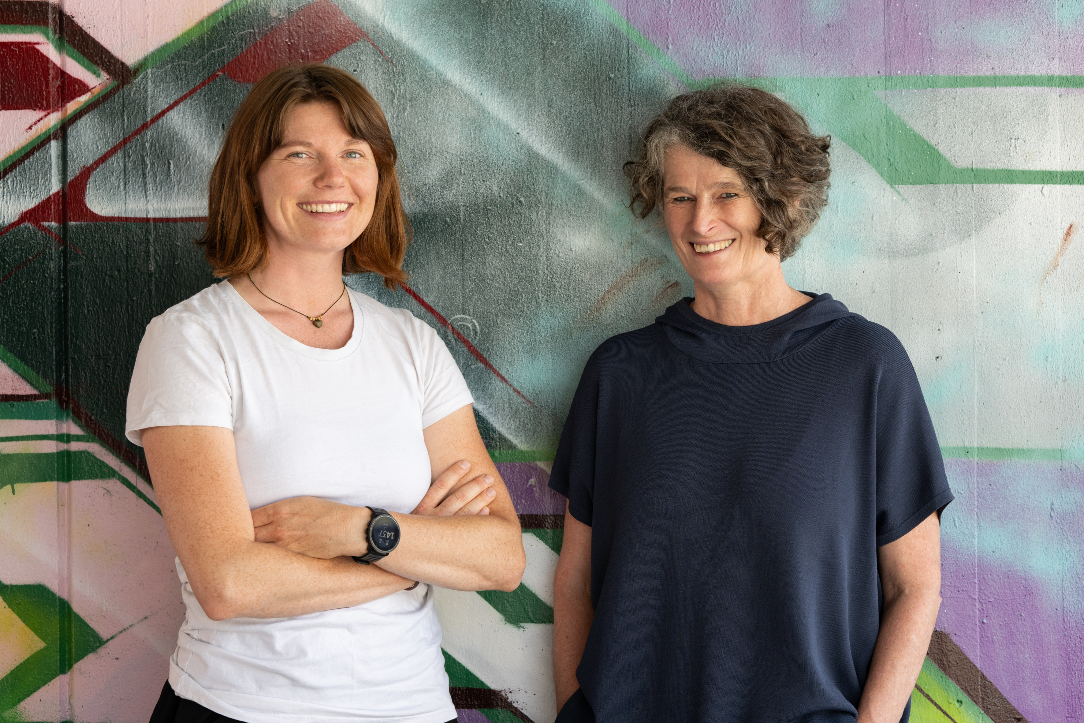 Die Quartiersmanagerinnen Verena Engel (l.) und Gudrun Pechtl arbeiten am Aufbau eines lebendigen Netzwerkes, um den Wirtschaftsstandort Rossau aktiv zu gestalten.