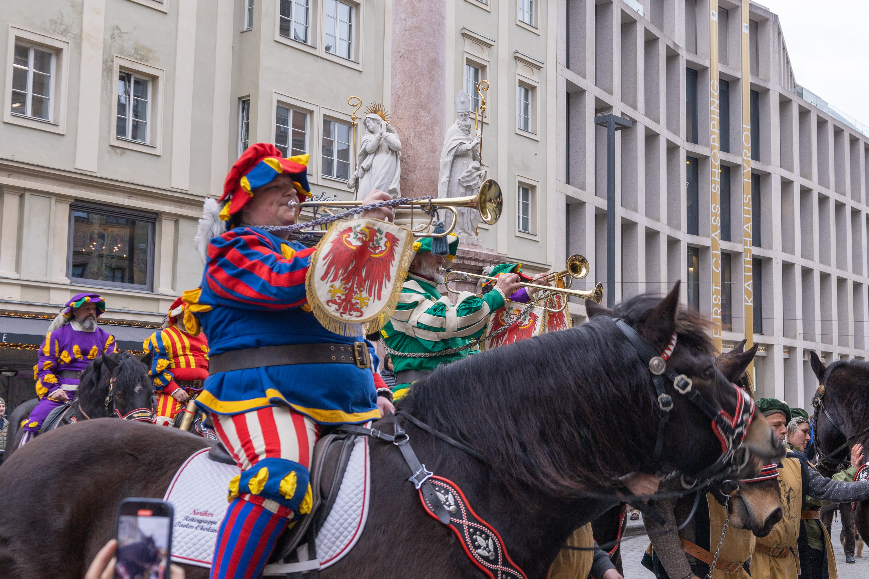 Eine besondere Ehre wurde Bürgermeister Johannes Anzengruber zuteil: Das Fastnachtskomitee des Telfer Schleicherlaufes machte in Begleitung der berittenen Herolde und der Gotl'n dem Innsbrucker Stadtoberhaupt seine Aufwartung. Grund dafür ist die nur alle fünf Jahre stattfindende Schleicherlauf in Telfs. Höhepunkt der Telfer Fasnacht ist der große Umzug, der am Sonntag, 2. Februar, stattfand. Nach der Einladungsverkündung eines Herold überreichte der Telfer Bürgermeister und Fastnachtsobmann Christian Härting dem Innsbrucker Bürgermeister Anzengruber die offizielle Plakette. Im Anschluss wurden die Gäste aus dem Tiroler Oberland ins Rathaus eingeladen. Mehr Information zur Telfer Fastnacht unter: https://www.schleicherlaufen.at/