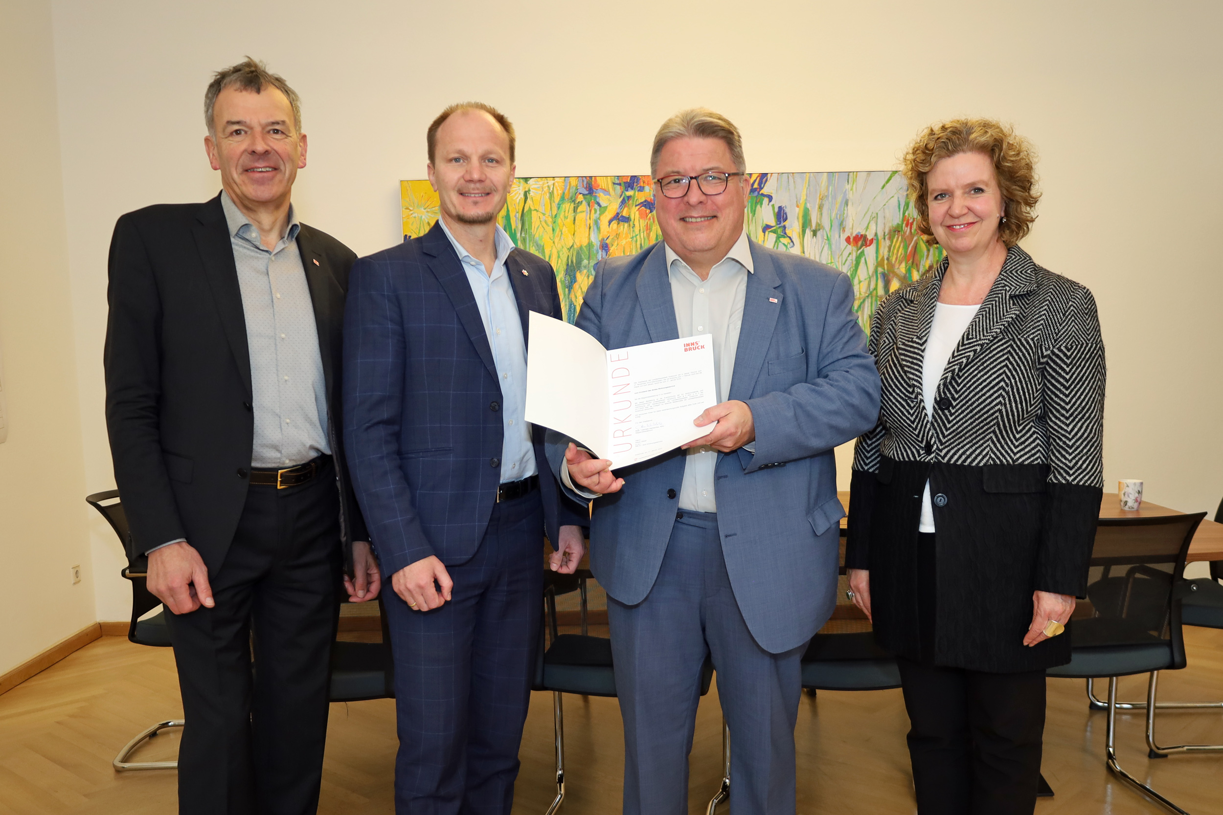 Bürgermeister Johannes Anzengruber (2.v.l.), Magistratsdirektorin Gabriele Herlitschka und Vizebürgermeister Georg Willi (l.) hießen Klaus Graf, den neuen Vorstand des Amtes Wohnungsservice im Rathaus willkommen.