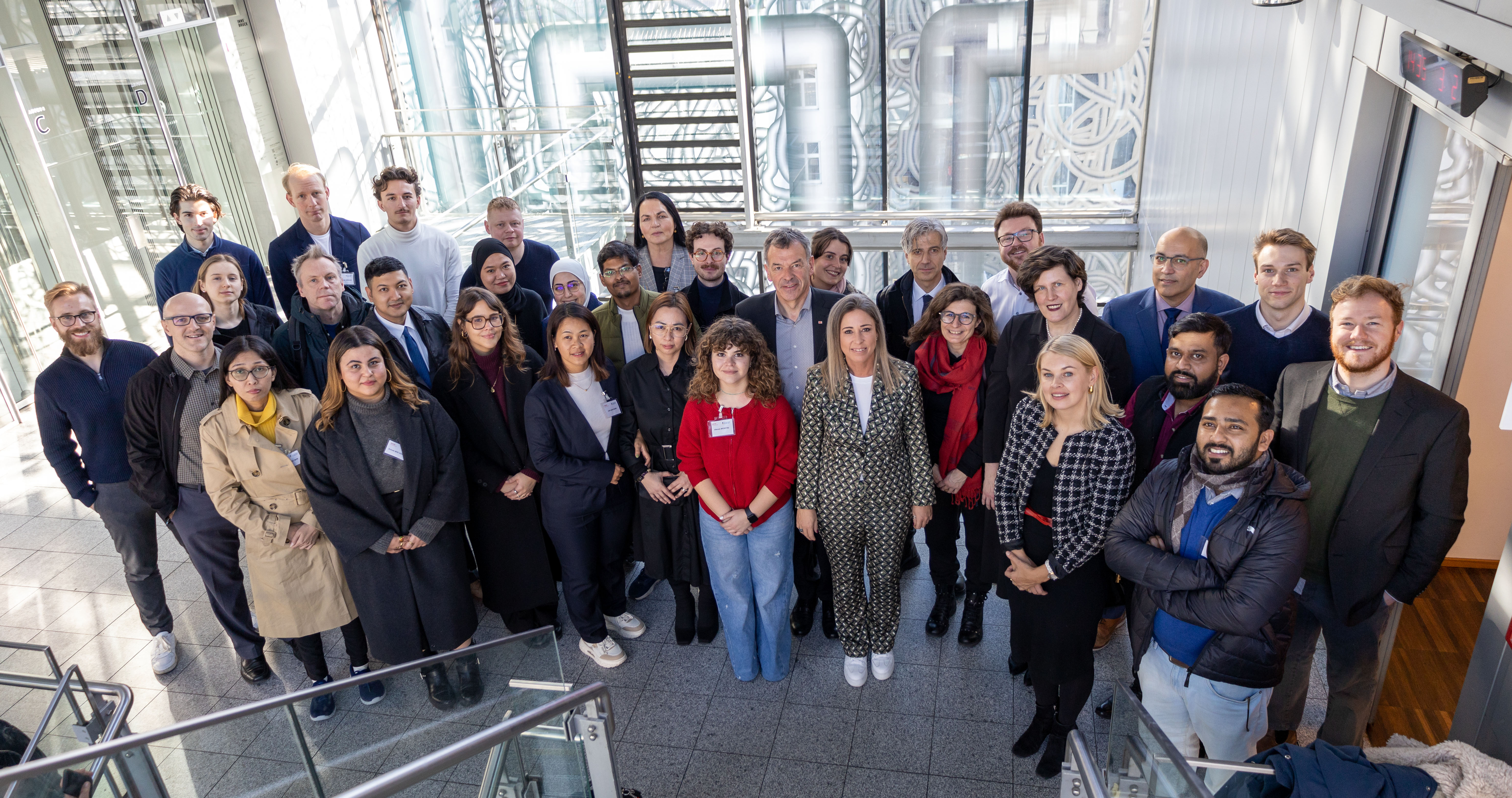 Vizebürgermeister Georg Willi (2.R., 5.v.r.), Vizebürgermeisterin Elisabeth Mayr (1.R., 2.v.r.), Stadträtin Mariella Lutz (1.R., 3.v.r.), Gemeinderat Benjamin Plach (3.R., 3. v.r.) und Universitätsprofessorin Anna Gamper (LFU, 2.R., 3.v.r.) sowie Professor Francesco Palermo (Eurac, 3.R., 4.v.r.) gemeinsam mit den internationalen Studierenden der Winter School 2025 im Innsbrucker Rathaus