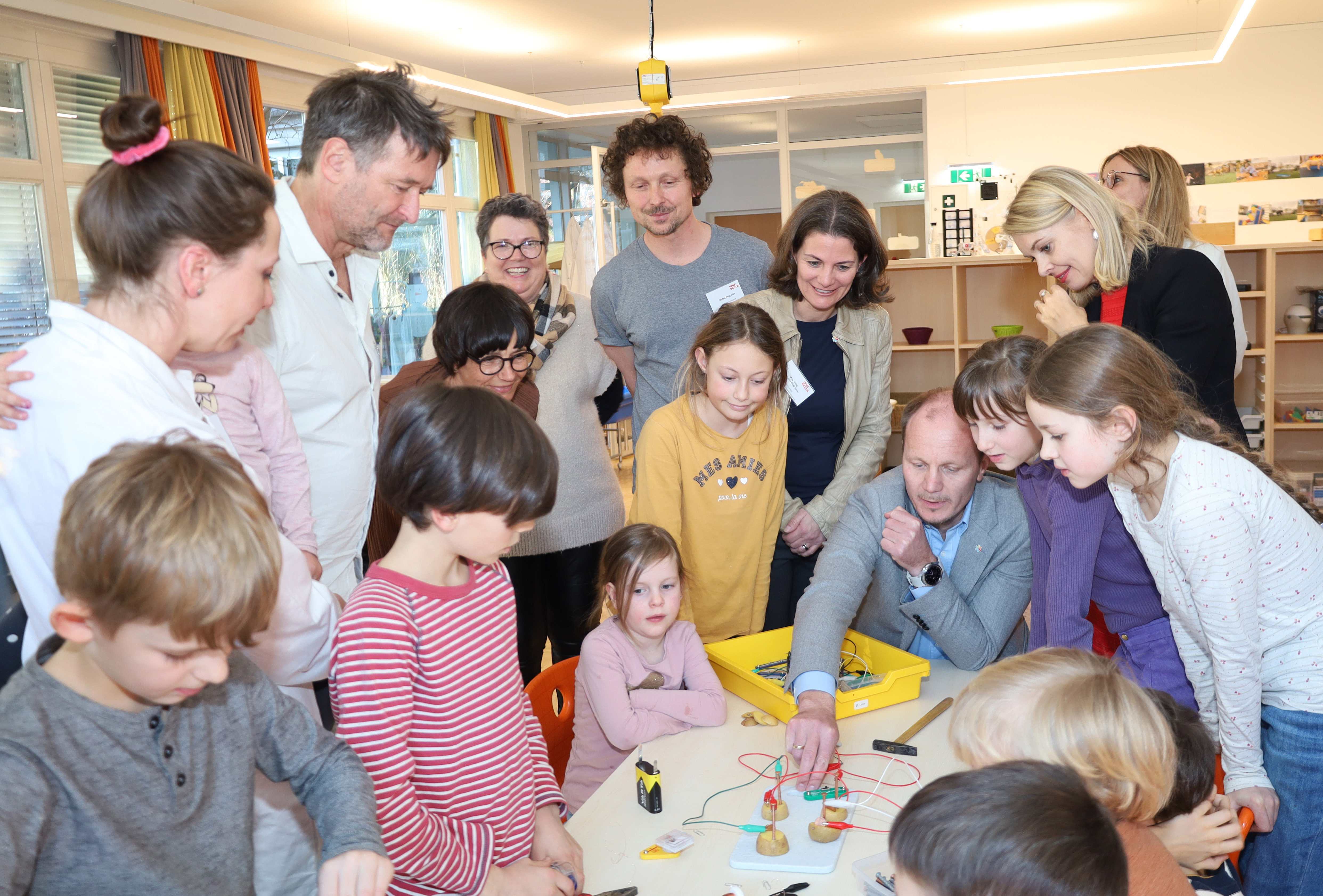 Spielerisches Forschen ist im neuen „MI(N)Tmachraum“ im Kindergarten und Schülerhort Angergasse möglich: Bürgermeister Johannes Anzengruber (sitzend), Bildungsreferentin Vizebürgermeisterin Elisabeth Mayr (stehend rechts) und GRin Karoline Obitzhofer (Bildungsausschuss, stehend links) machten sich ein Bild von der neuen „Tüftlwerkstatt“.