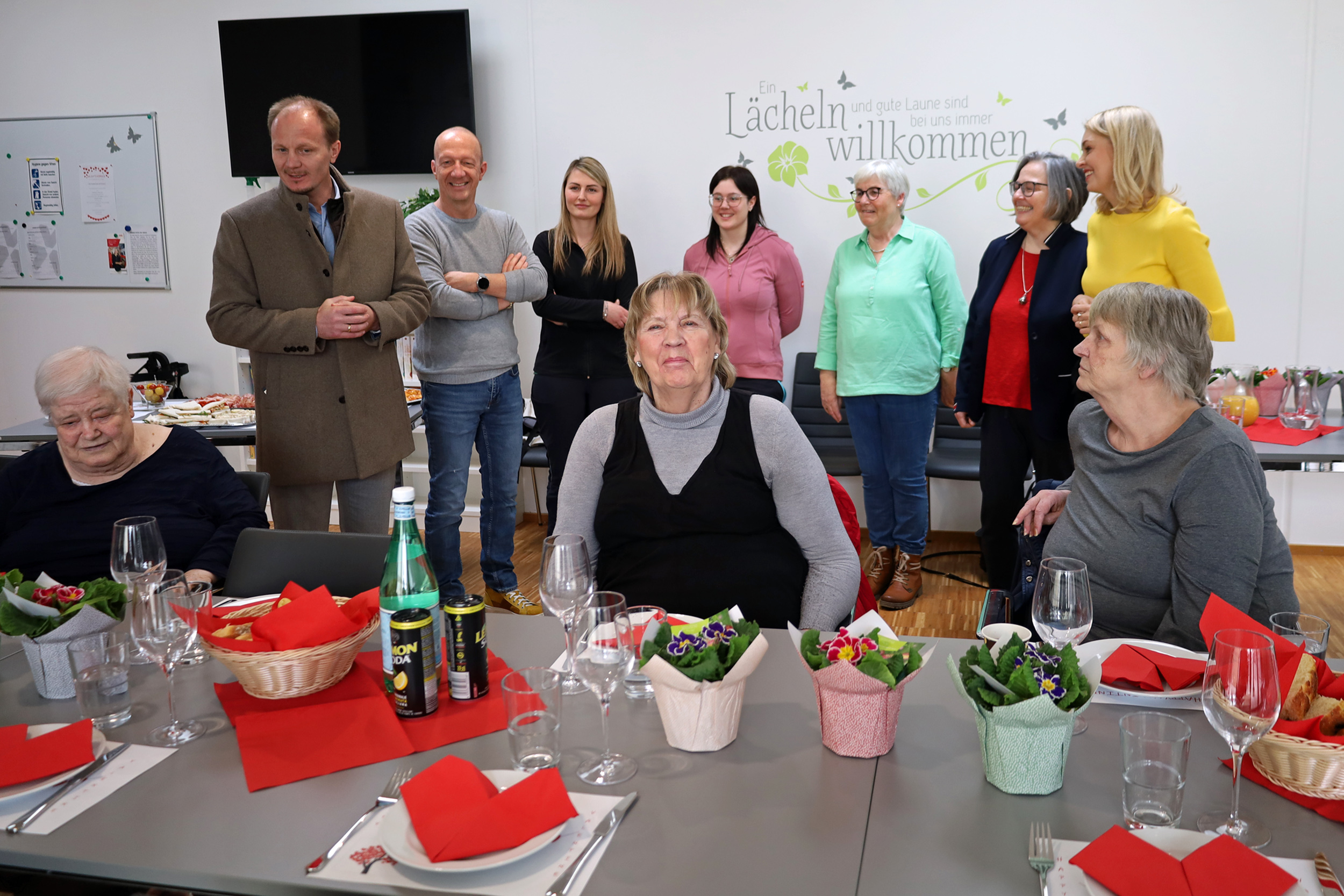 Bürgermeister Johannes Anzengruber (l., stehend) und Vizebürgermeisterin Elisabeth Mayr (r. stehend) statteten den SeniorInnen gemeinsam mit den Stadtgärtnerinnen Ramona Prinoth (3.v.l., stehend) und Stefanie Huetz (4.v.l., stehend) sowie VertreterInnen der ISD einen Besuch ab.