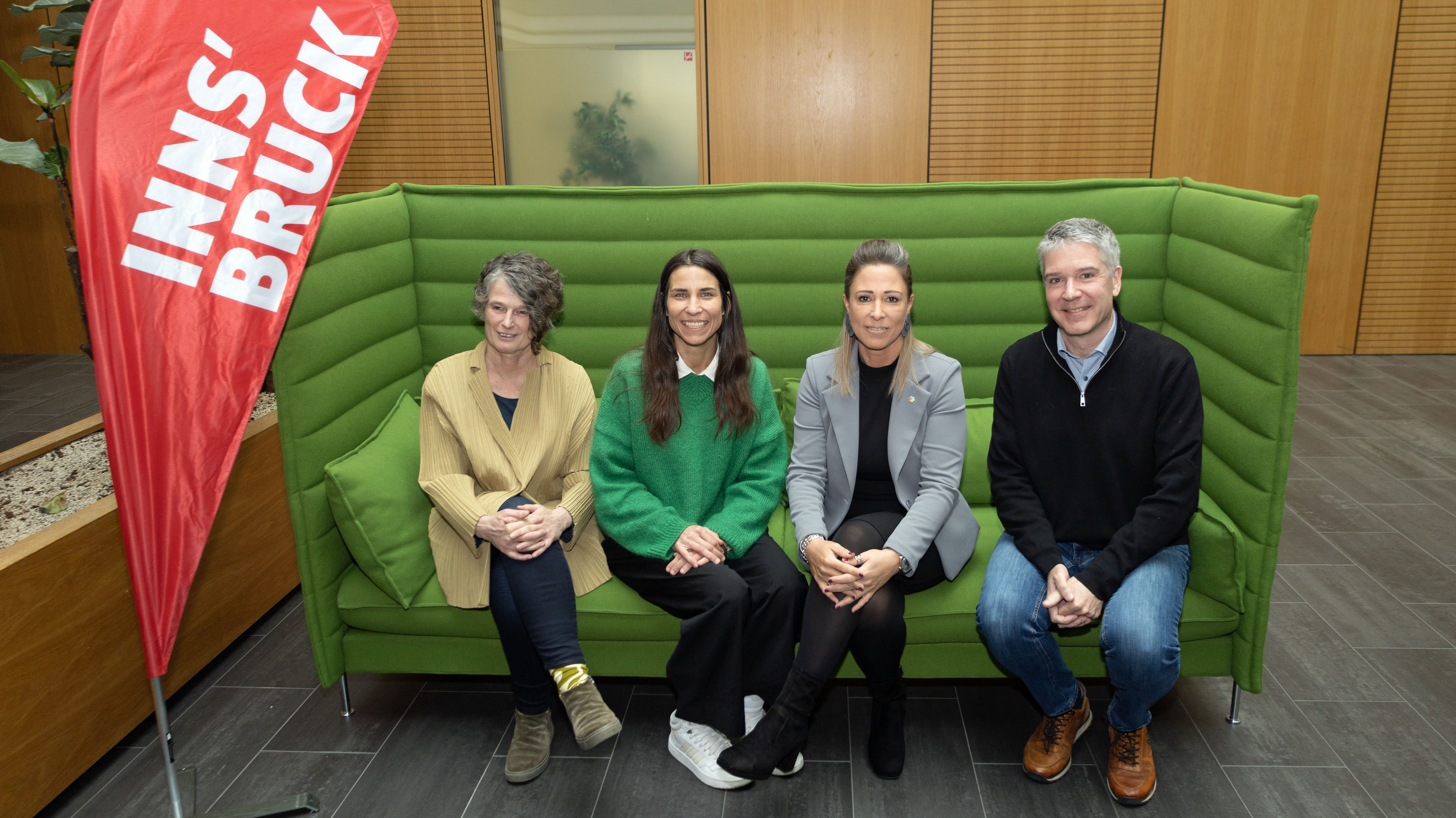 Öffentlicher Raum ist ein knappes Gut. Gemeinsam mit den UnternehmerInnen und dem Quartiermanagement in der Rossau wird eine gebührenfreie Kurzparkzone initiiert: v.l. Gudrun Pechtl (Quartiersmanagement), Stadträtin Janine Bex, Stadträtin Mariella Lutz und Markus Dax (Geschäftsführer der STEKA Werke).