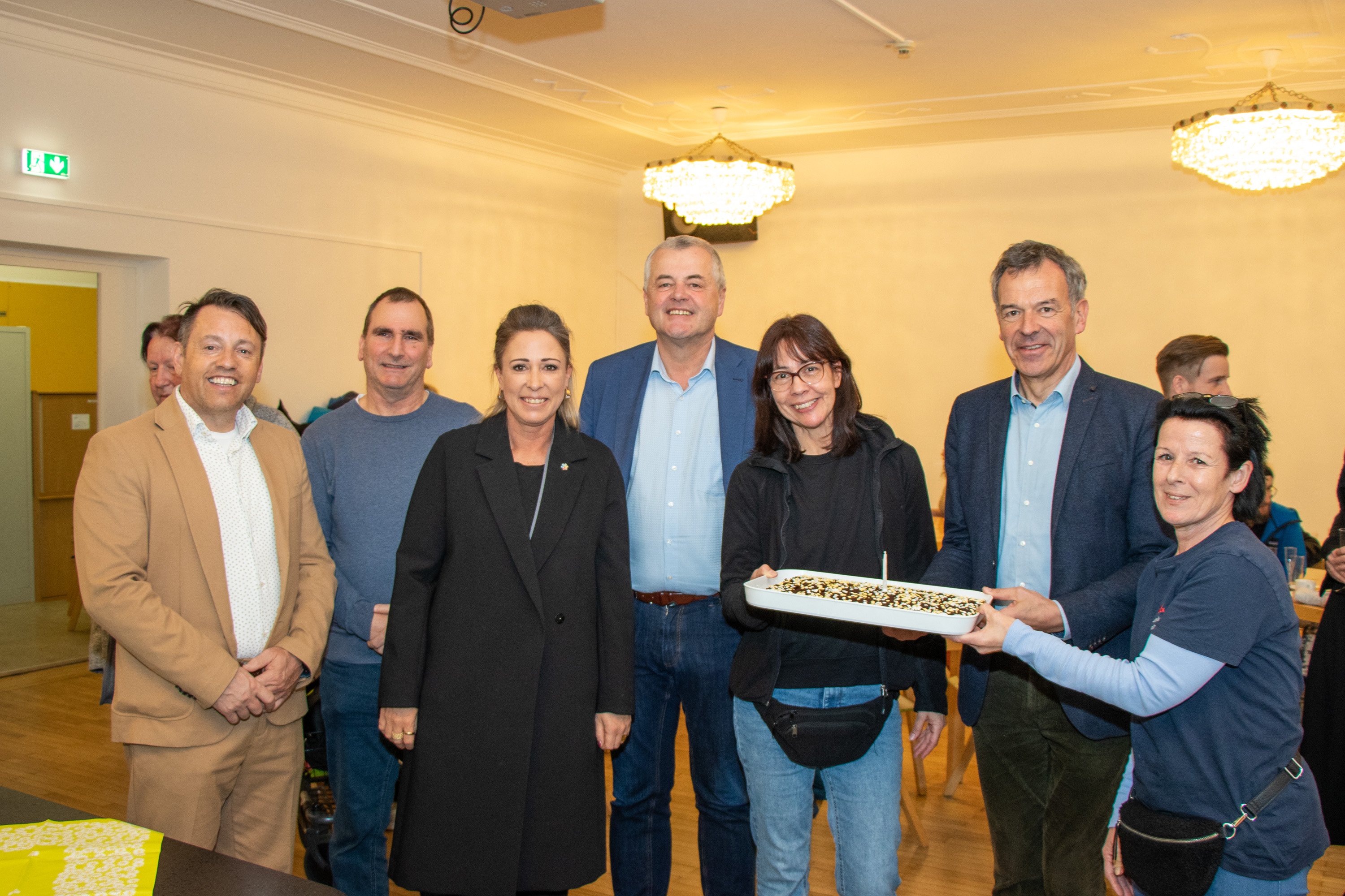 Vizebürgermeister Georg Willi (2. v. r.), Stadträtin Mariella Lutz (3. v. l.), IIG-Geschäftsführer Franz Danler (l.), ISD-Geschäftsführer Hubert Innerebner (4. v. l.), Raimund Sölder (Leitung Wohnungslosenhilfe, 2. v. l.) sowie die Mitarbeiterinnen der ISD freuen sich über die Eröffnung der neuen Begegnungszone am Haydnplatz 5.