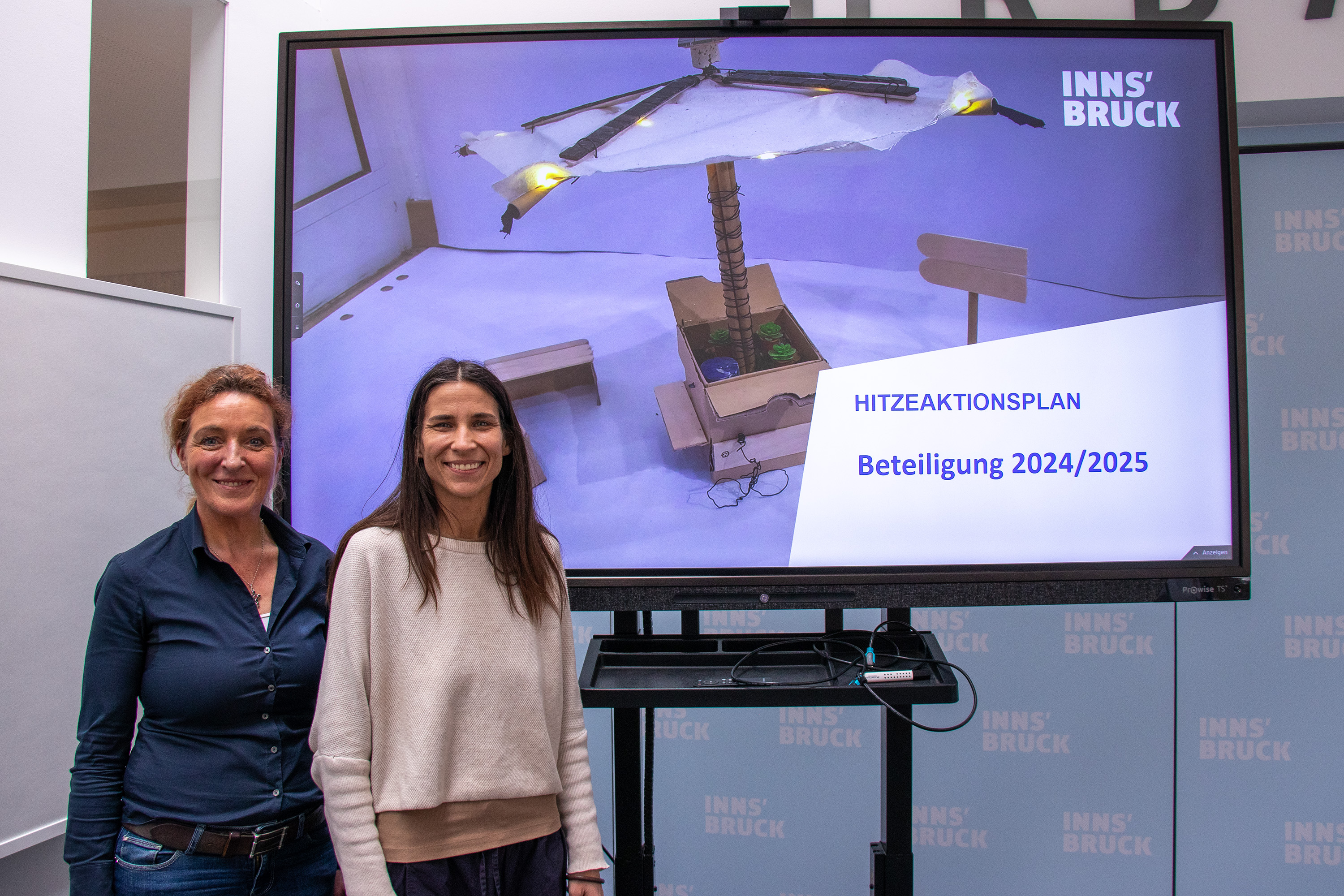 Stadträtin Janine Bex (re.) und Christine Schermer (Referat Stadtklima und Umwelt) präsentierten im Rahmen eines Pressegesprächs die bisherige Arbeit im Zusammenhang mit dem Hitzeaktionsplan. Noch bis Sonntag, 2. März, können über die digitale Beteiligungsplattform Vorschläge eingereicht werden.