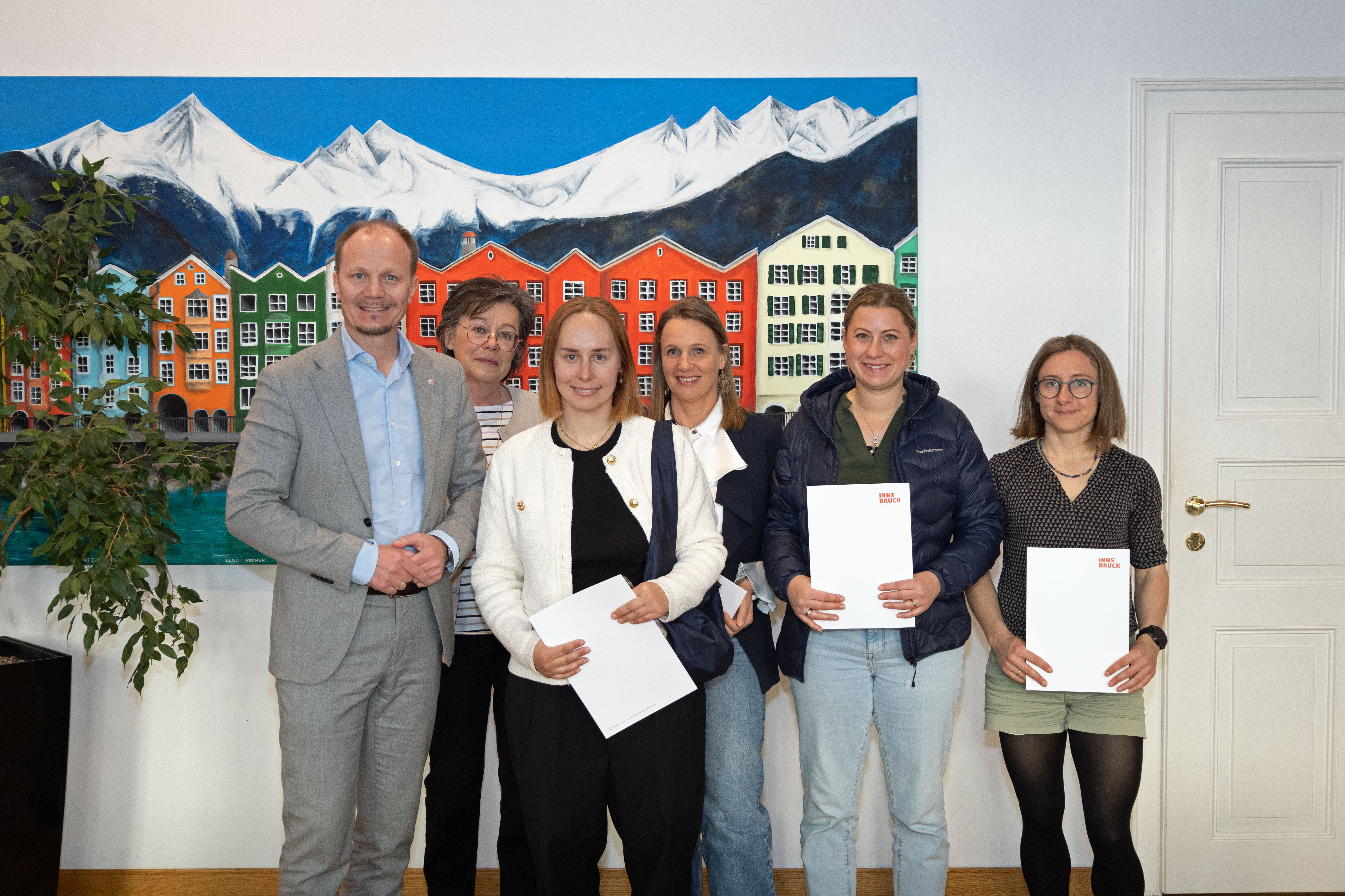Bürgermeister Johannes Anzengruber (l.) mit den Nutzerinnen der Beteiligungsplattform, die unter den ersten 50 Einreichenden als Gewinnerinnen ausgelost wurden.