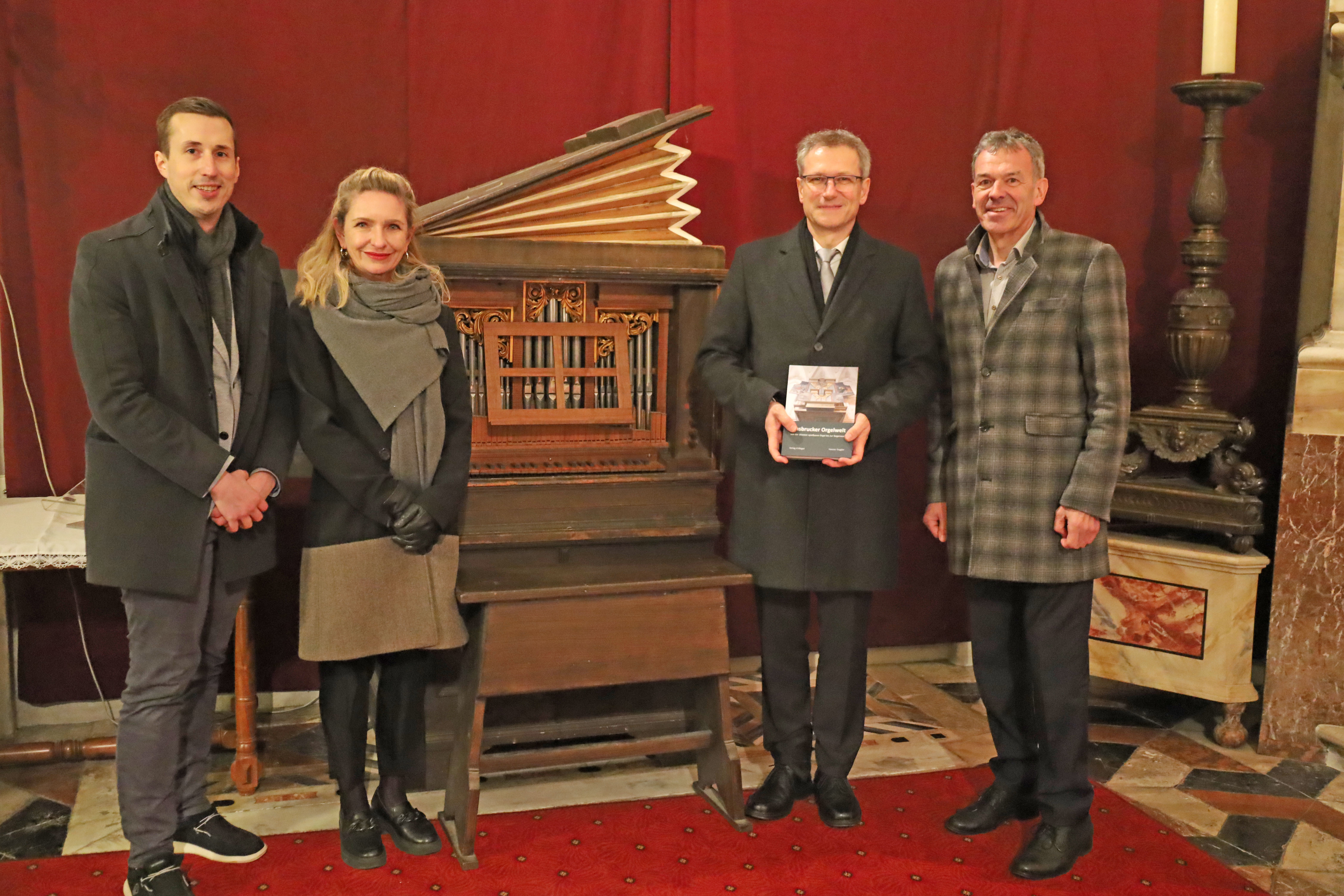 Bei der Buchpräsentation zur „Innsbrucker Orgelwelt“: Der Autor Hannes Torggler (2. v.r.) mit Vizebürgermeister Georg Willi, Kulturamtsleiterin Isabelle Brandauer und Tobias Rettenbacher (Orgelkarte, 1. v.l.) vor der Humpelorgel aus dem 17. Jahrhundert in der Innsbrucker Hofkirche.