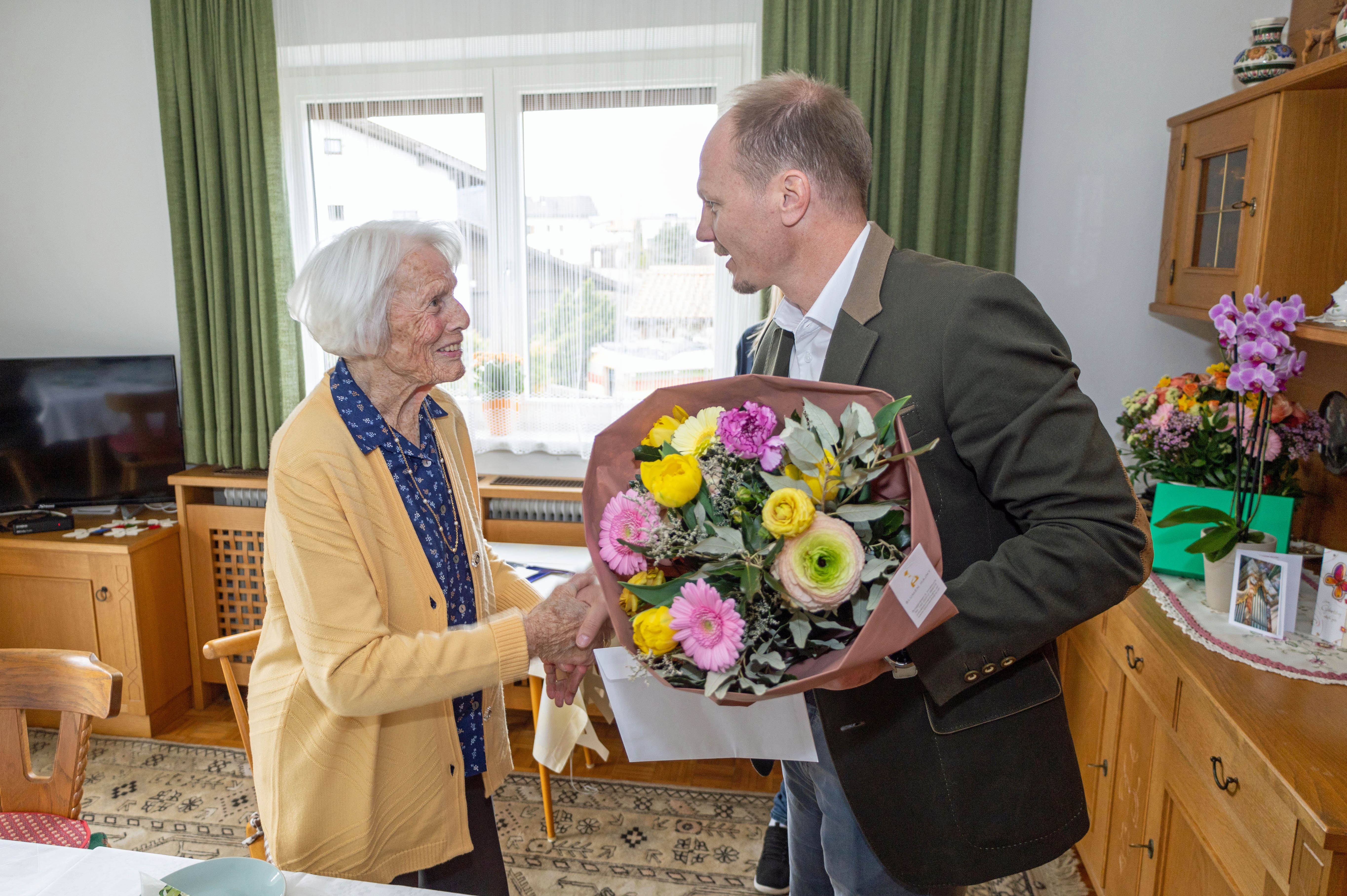 Bürgermeister Johannes Anzengruber überreichte Aloisia Pöll einen bunten Blumenstrauß und persönliche Glückwünsche zum 100. Geburtstag.