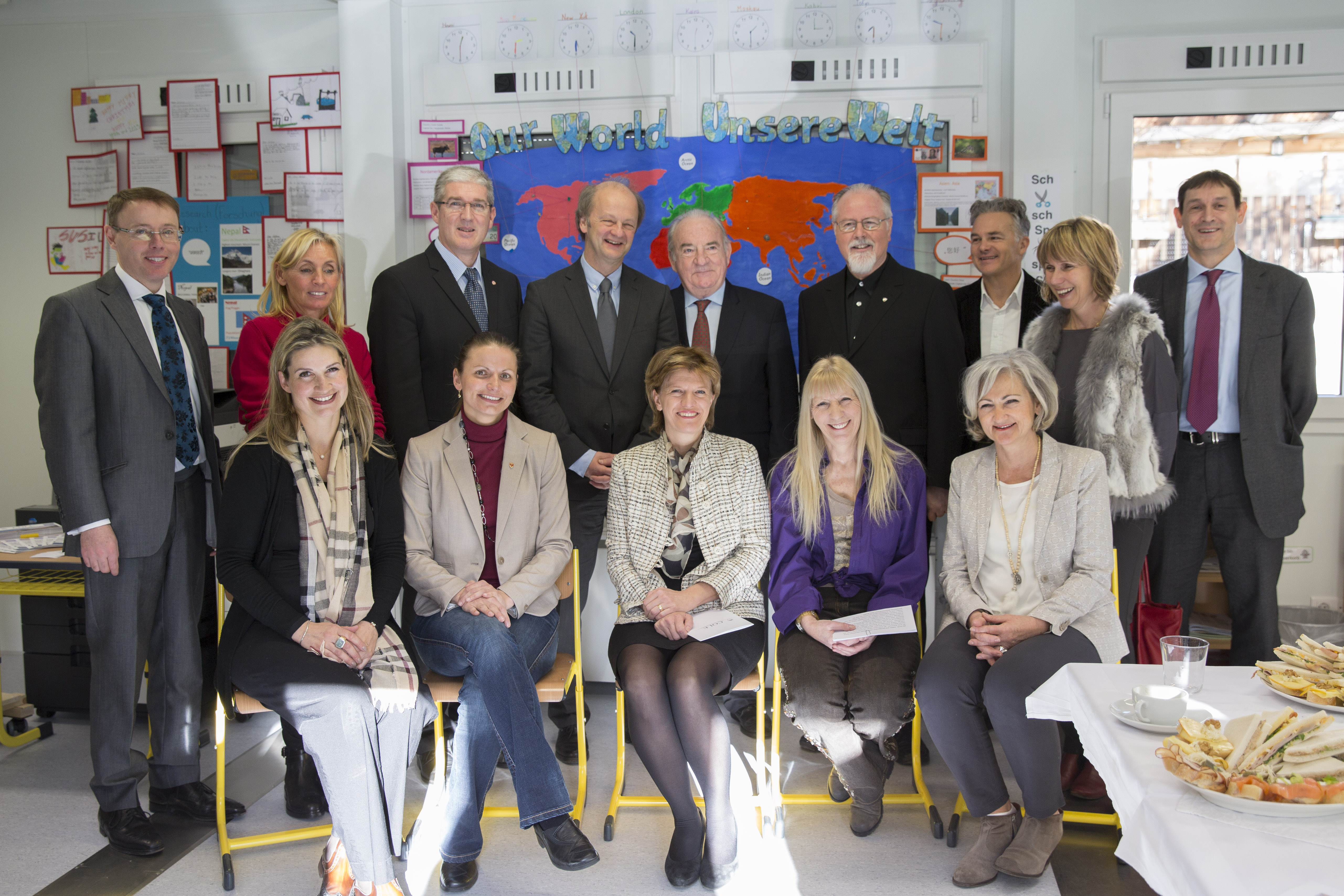 Ob der Britische Honorarkonsul Hellmut Buchroithner, DirektorInnen verschiedener Innsbrucker Gymnasien, Bezirksschulinspektor Wolfgang Haslwanter oder Bürgermeisterin Christine Oppitz-Plörer, sie alle waren zur Eröffnung der neugestalteten Räumlichkeiten der Cole International Schools gekommen. Das Besondere an der Schule im Sieglanger, die von Rosemarie E. Ladner-Cole und ihrem Team geführt wird, ist, dass der Unterricht auf Englisch und Deutsch durchgeführt wird.