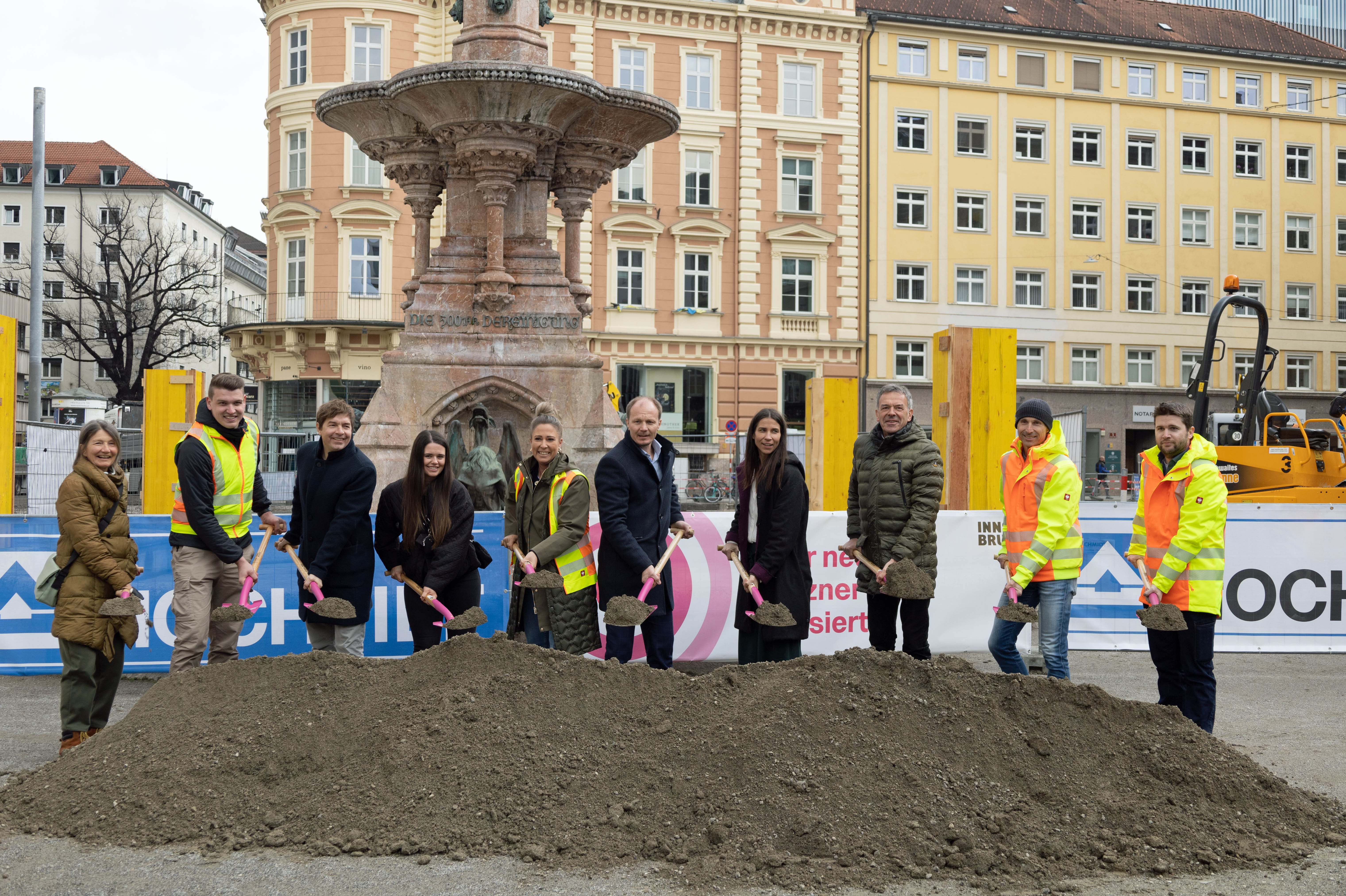 Auftakt bei der Neugestaltung des Bozner Platzes: Das größte städtische Tiefbauprojekt wird gemeinsam angegangen v.l. Uschi Schwarzl (Stadträtin a.D.), ein Vertreter der Baufirma HOCHTIEF, Gemeinderat Mario Dallaserra, Gemeinderätin Julia Carina Payr, Stadträtin Mariella Lutz, Bürgermeister Johannes Anzengruber, Stadträtin Janine Bex, Vizebürgermeister Georg Willi sowie Christian Müller und Manuel Oberländer vom Amt für Tiefbau.