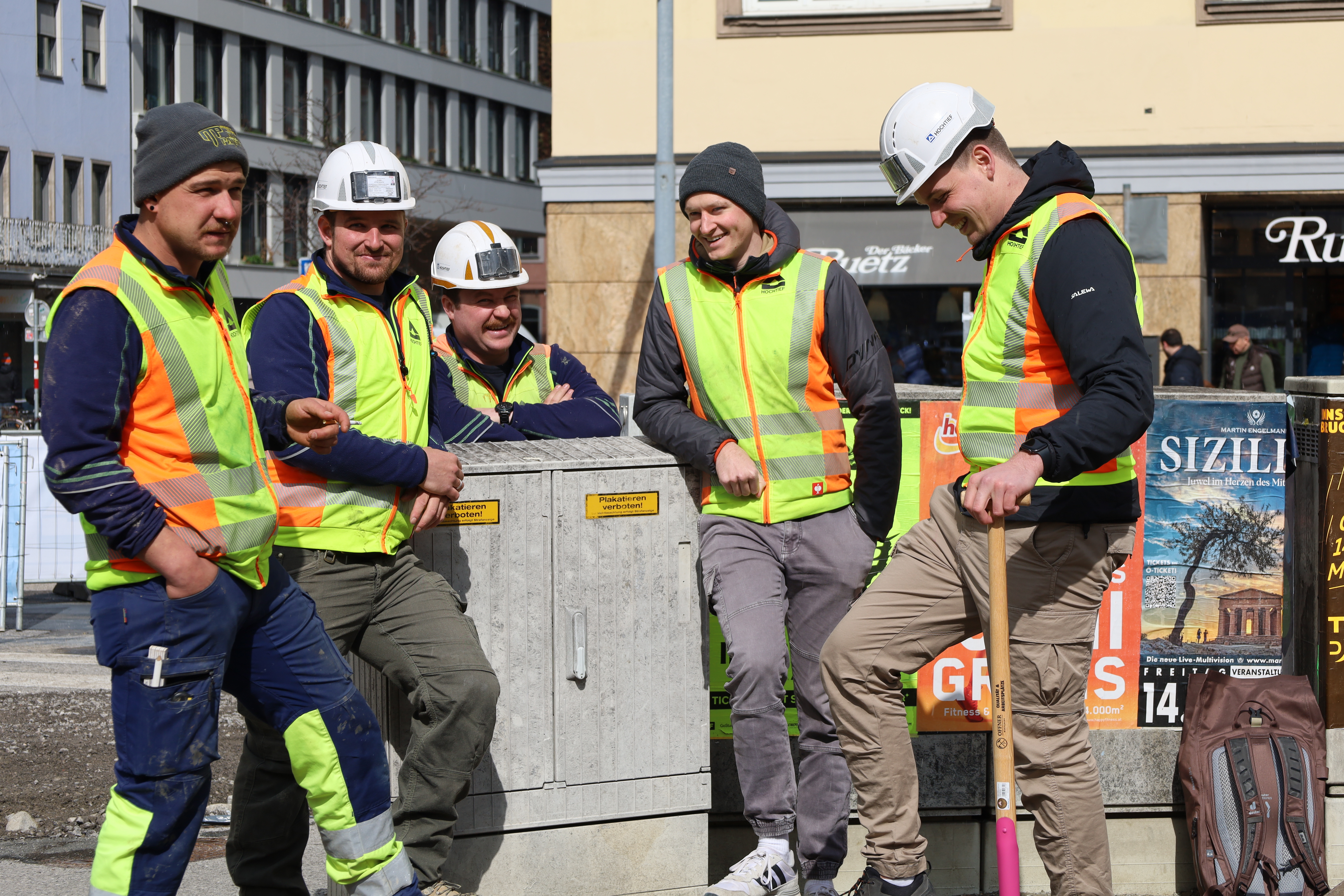 Nach dem Spatenstich startet für die Mitarbeiter der Baufirma HOCHTIEF die erste Bauphase.