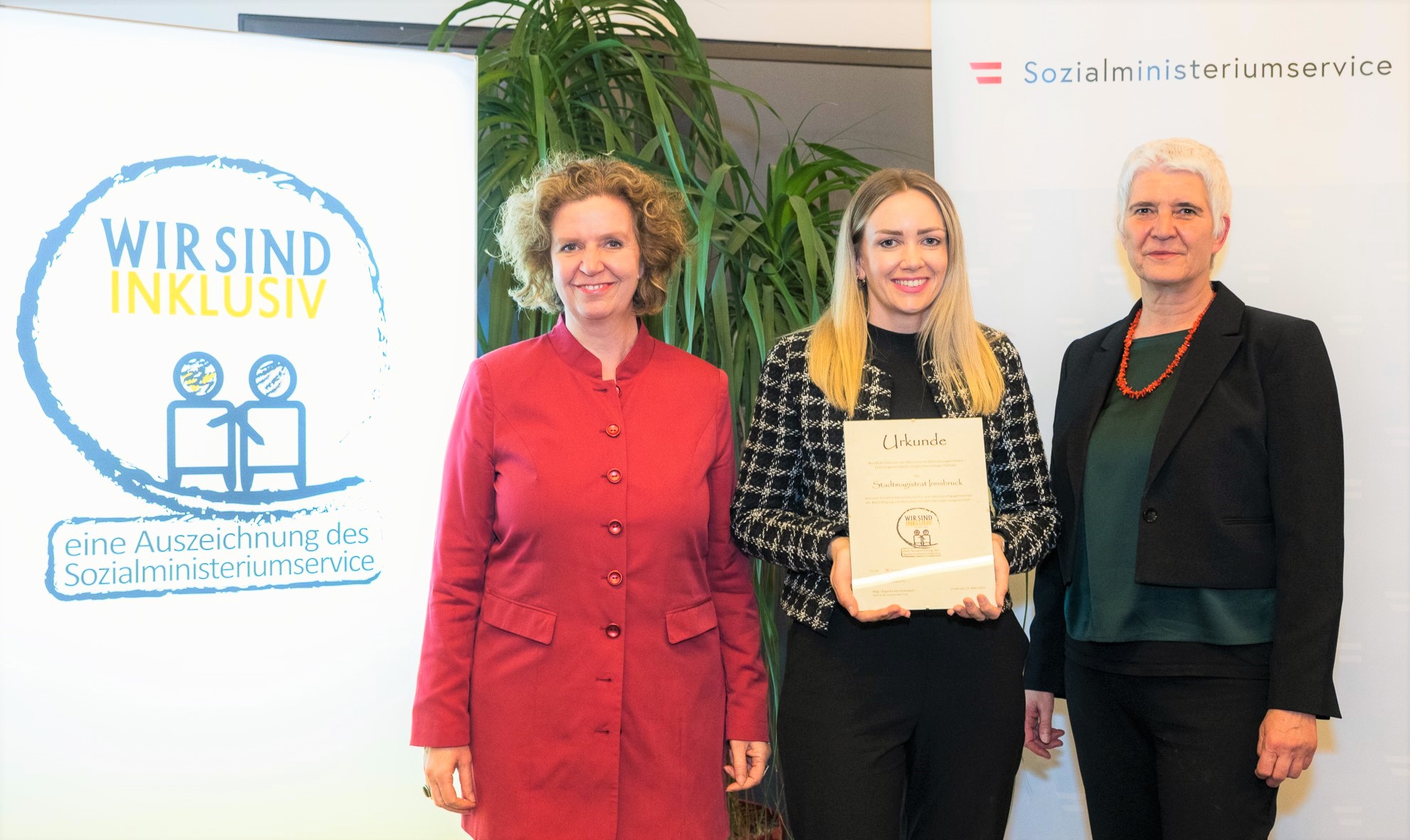 Innsbrucks Magistratsdirektorin Gabriele Herlitschka, Amtsvorständin Milka Peraic-Rasic (Personalwesen) und die Leiterin der Landesstelle Tirol des Sozialministeriumservice, Angelika Alp-Hoskowetz bei der Verleihung des Gütesiegels.