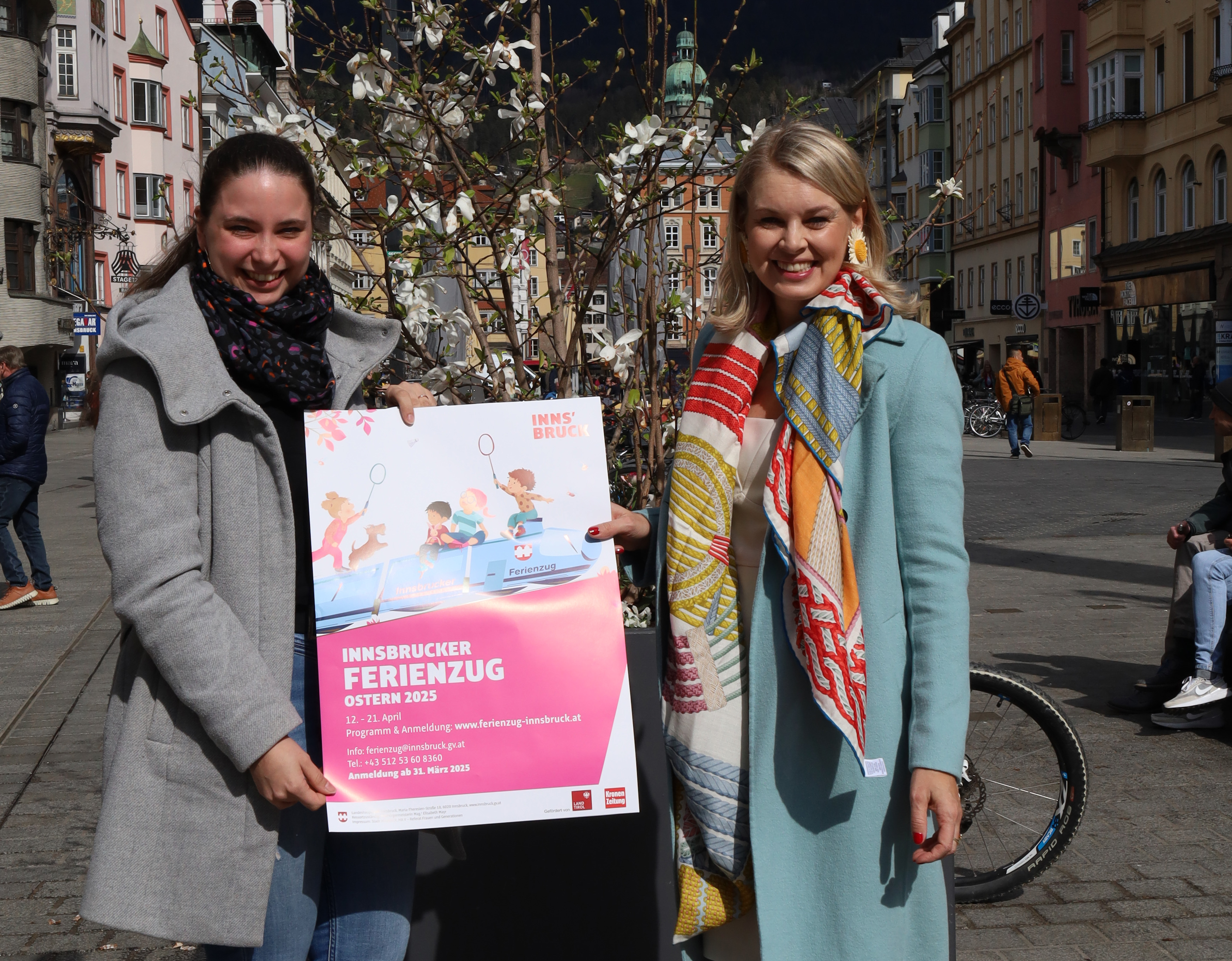 Spannendes Programm für die Osterferien: Vizebürgermeisterin Elisabeth Mayr und Eva Pichler (Referat Frauen und Generationen, li.) präsentierten das Programm. Ab 31. März läuft die Online-Anmeldung.