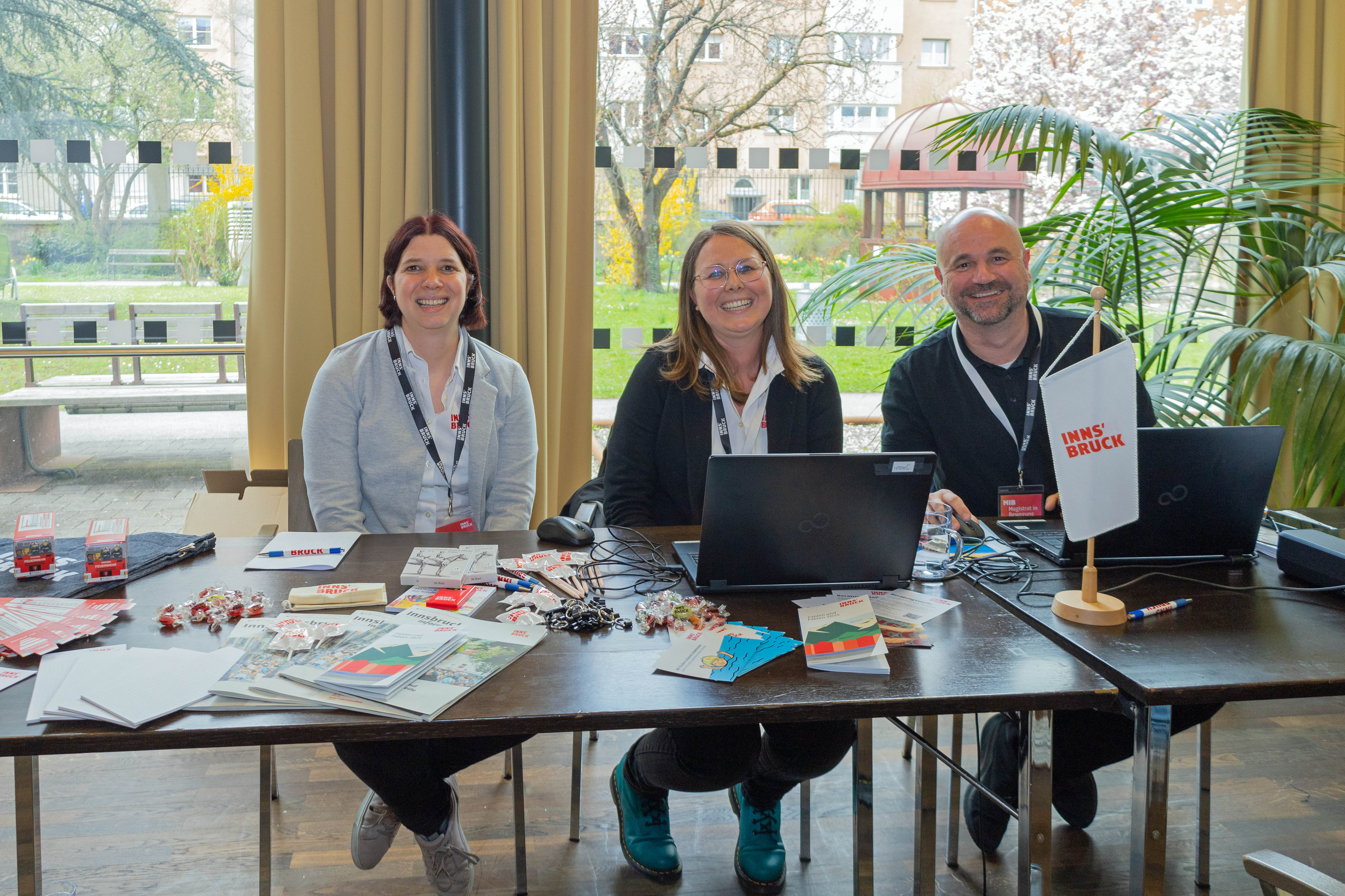 Das Team der Schwerpunkt-Beratung um Koordinatorin Sonja Lezuo (l.) ist bei den Terminen zu „Magistrat in Bewegung“ vertreten – hier beim Tour-Stopp im Wohnheim Saggen.