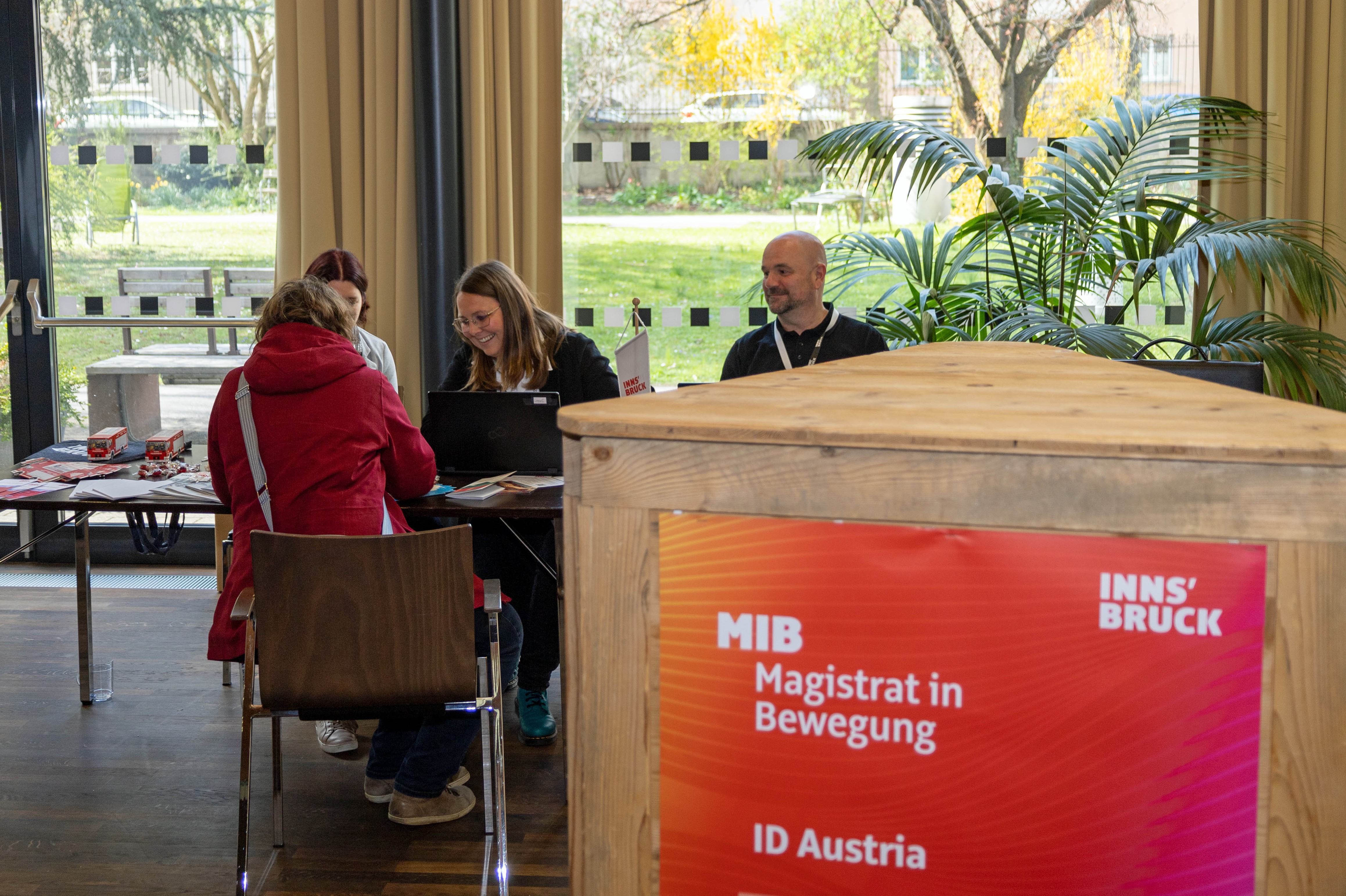 Auch Unterstützung bei der ID-Austria-Einrichtung bieten die MitarbeiterInnen des Bürgerservice.