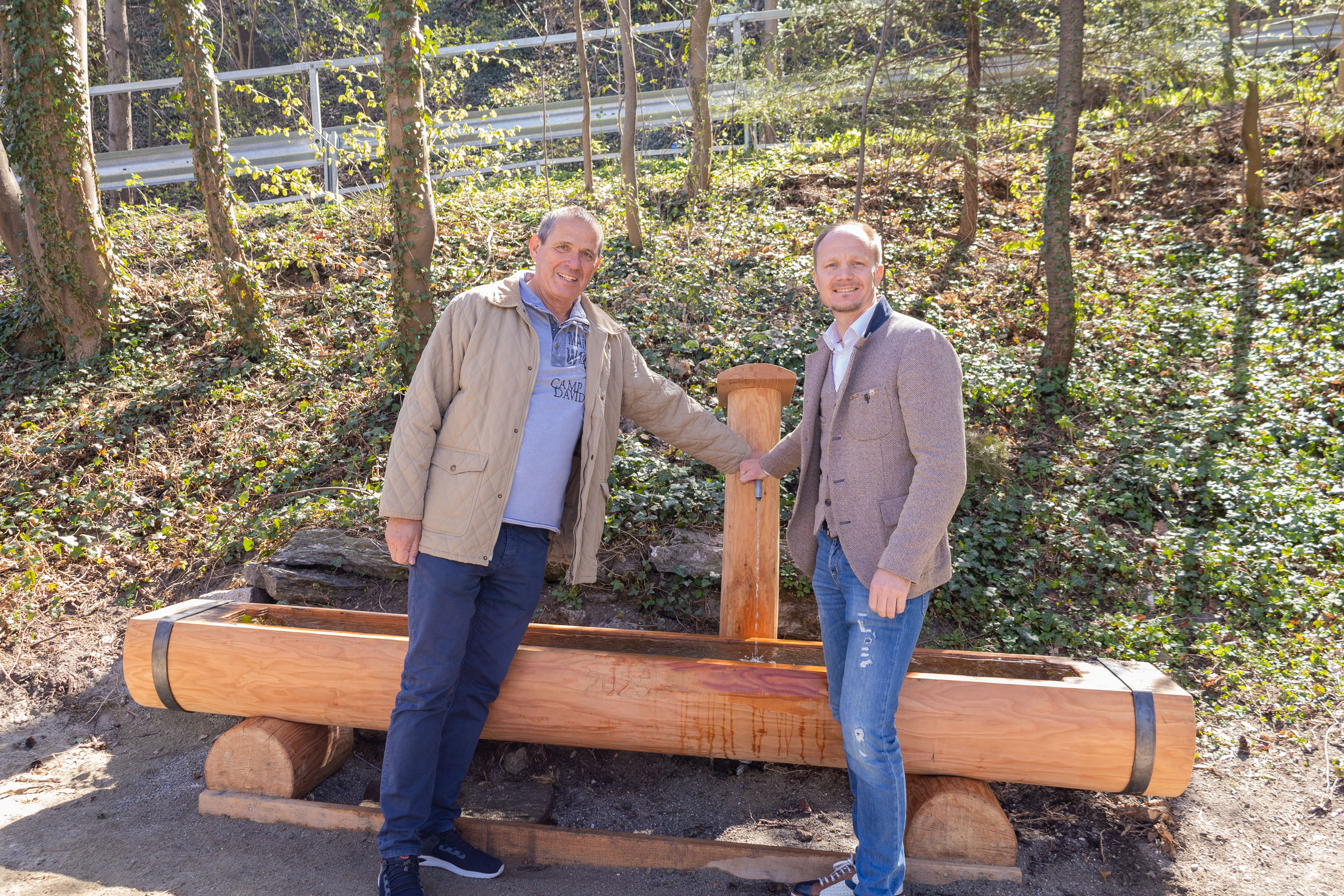 Frisches Wasser für Groß und Klein: Bürgermeister Johannes Anzengruber (r.) und Obmann Dietmar Gscheidlinger (Interessensgemeinschaft Bergisel) begrüßen den neuen Trinkwasserbrunnen bei der Spielanlage im Tummlerpark.
