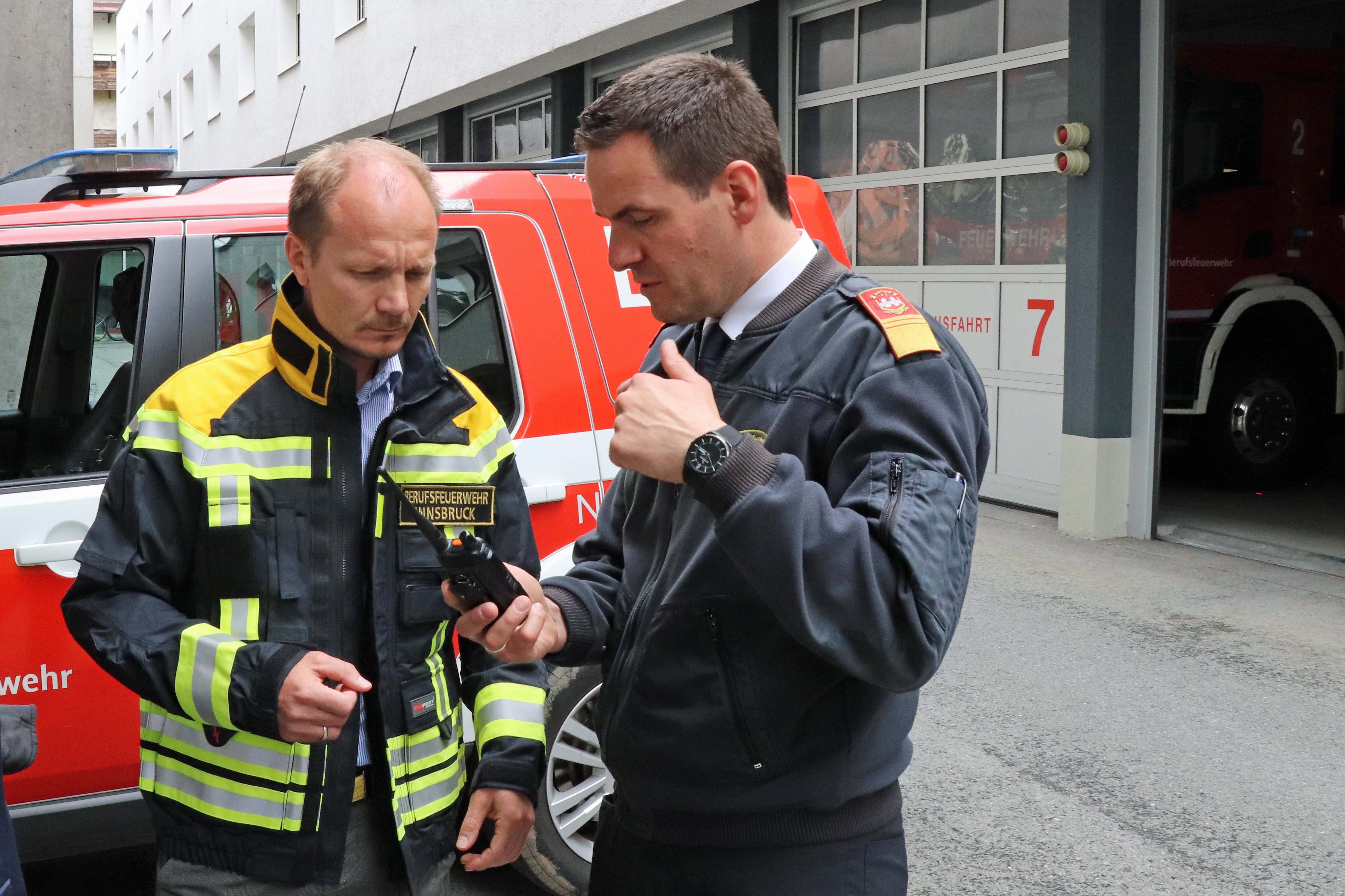 Bürgermeister Johannes Anzengruber (l.) und Branddirektor Helmut Hager (r.) bedanken sich bei den Feuerwehrleuten für ihren Einsatz. (Im Bild beim 2024 erfolgten Antrittsbesuch des Bürgermeisters bei der Berufsfeuerwehr) ©IKM/F.Bär